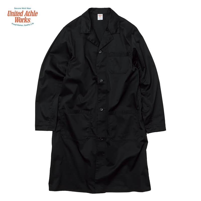 のインスタグラム：「【NEW ARRIVAL】 ﻿ ■エンジニアコート7450-01﻿ ﻿ USヴィンテージを彷彿とさせるディテールのエンジニアコート。﻿ 丈夫な微光沢のツイル生地を採用。﻿ 元々はファクトリーエンジニアが、作業着の上に羽織りカスタマー対応を行うためのコートが起源といわれているエンジニアコート。そのため、シャツやタイにもマッチするよう想定した綺麗なテーラー襟、スルーポケット仕様となっているため、コートの上からでもインナージャケットやパンツのポケットに出し入れができる機能美✨そして、ペン差し付きポケットなど細部にこだわったディテール。また、サイドベンツを採用しているため動きやすい仕様がポイント。﻿ ゆったりとした作りなので中にパーカーを着てもナイスなシルエットになります！！﻿ ﻿ 刺繍やプリントももちろん可能です！﻿ ﻿ ﻿ 電話通販も可能です😊 ﻿ お気軽にお問い合わせ下さい✨ ﻿ ﻿ ダンサーズコレクション原宿店 ☎03-5474-9575﻿ ﻿ #エンジニアコート #﻿ #ダンコレ #ダンサーズコレクション #dancerscollection #tokyo #harajuku﻿ ﻿ ﻿」