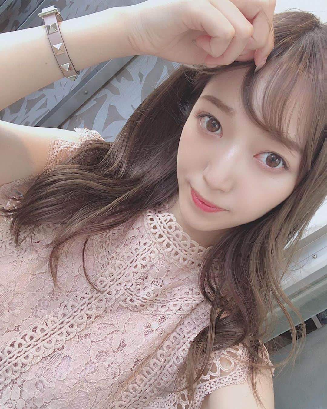 吉田ももみのインスタグラム：「.﻿ 昨日みなみがお誕生日プレゼントで﻿ 前一緒に見てて可愛いって言ってた﻿ ブレスレットくれたの…😭💖﻿ 可愛すぎる…本当に嬉しい…!!﻿ 毎日着けたいくらいだけど、、大切なときに使おう🥺❤︎﻿ (風で飛ばされないように前髪おさえてる笑)﻿ ﻿ ﻿ #ももみなみ #bff #bestfriend 👯‍♀️」