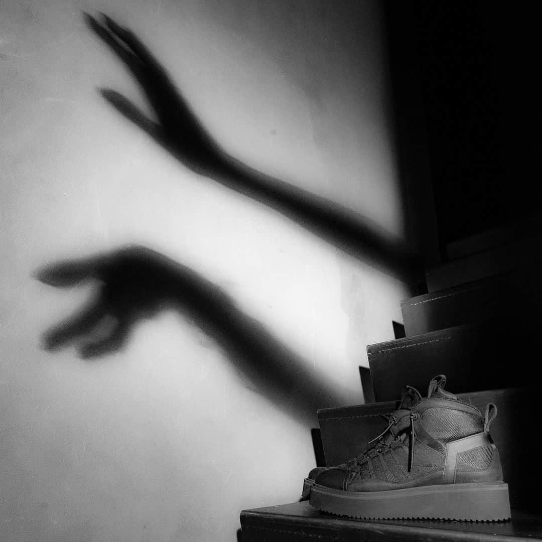 のインスタグラム：「Shadows and Nabuk  By  @brunobordese_official  Ph @minivideodomenico_mariniello Artdirencion + hands @valentinaserra10  #shadow #editorial #fashionshoes #nabuk  #brunobordese # rocket #boots #shoes」