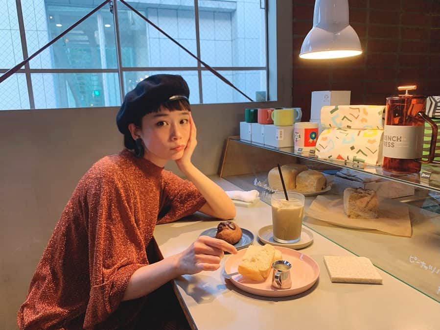 山野ゆりのインスタグラム：「PAPIER TIGRE🐯チコパン×クゲヌマ🍞撮影終わって今から大阪へ。久しぶりで楽しみ🧡  #papiertigre #ステーショナリー #チコパン #paris #tokyo #トースト #パン」