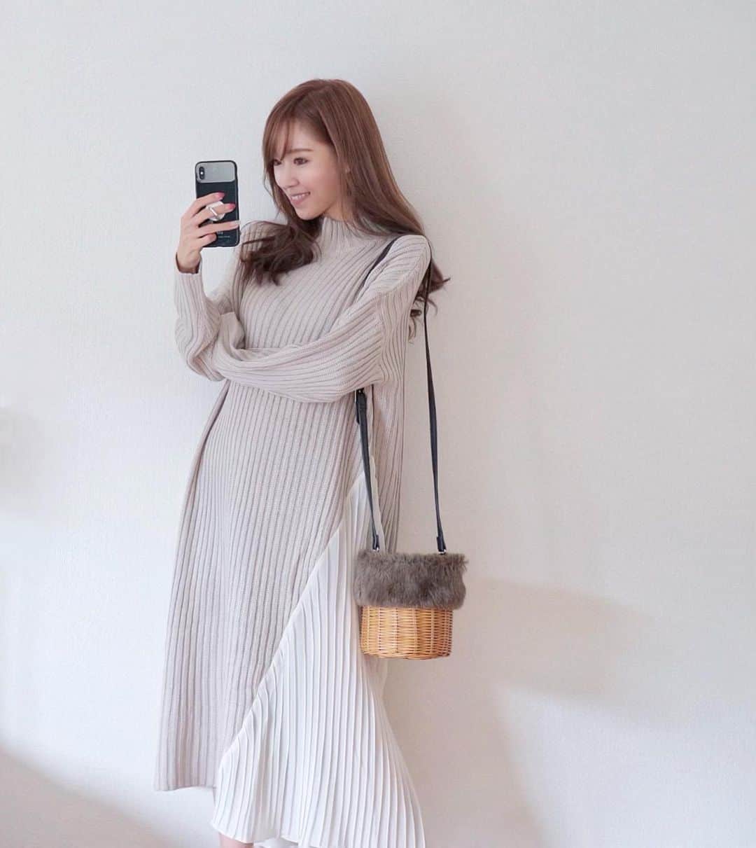 のインスタグラム：「秋服が着られるぐらい涼しくなってきて嬉しいような寂しいような‥🍂 . @fifth_store の #プリーツドッキングニットワンピース はゆるっとしたシルエットがお気に入り♡ . 40%OFFクーポンもあったよ😍 . . #fifth #fifthtl #フィフス #fashion #ootd #outfit #code #coordinate #style #stylepoint  #instafashion  #instagood  #instalike  #ファッション  #コーディネート  #コーデ  #プチプラコーデ  #フェミニン #ワンピース #160cm以上コーデ #ワンピースコーデ」
