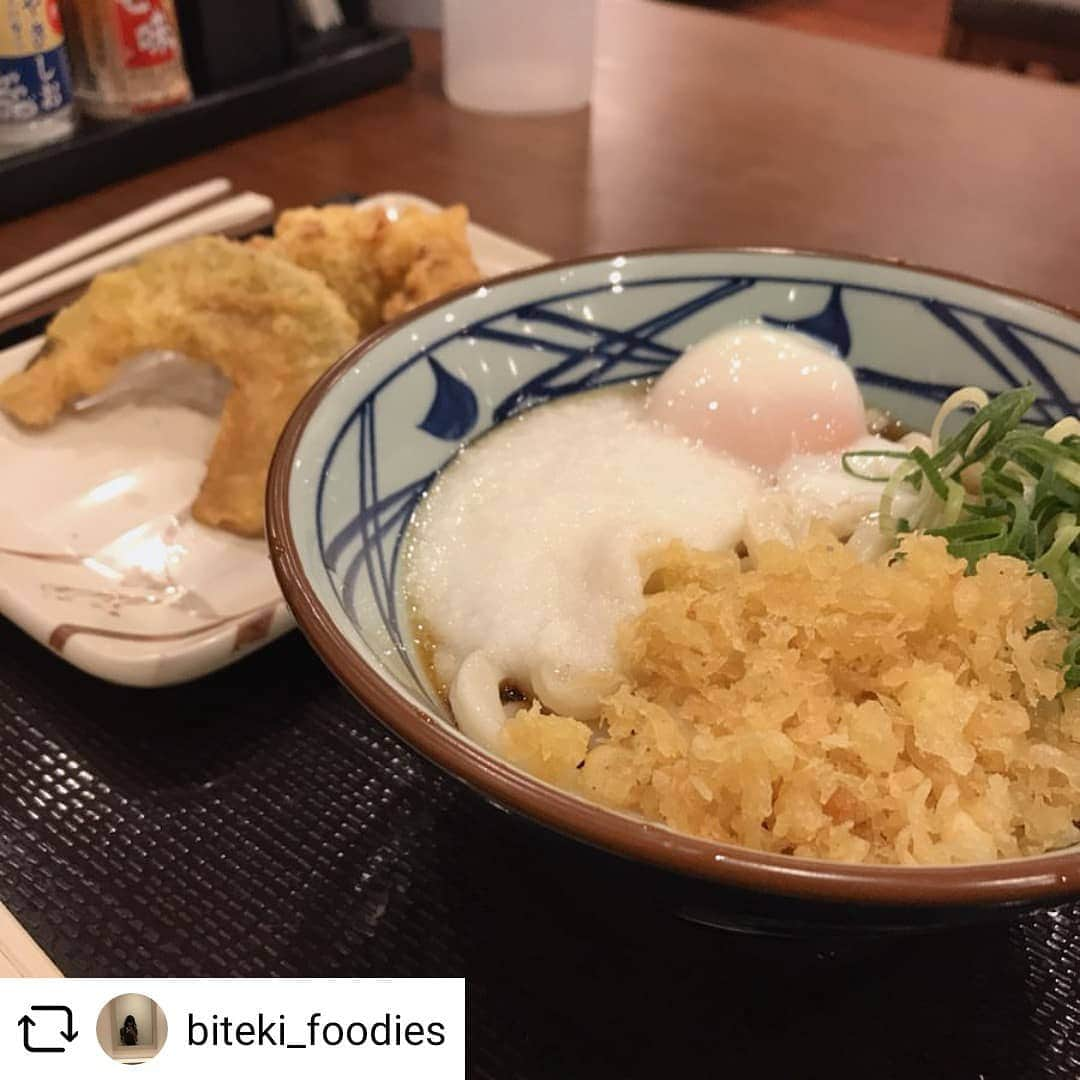 丸亀製麺さんのインスタグラム写真 - (丸亀製麺Instagram)「まだ暑い日が続きます、そんな日は冷たいとろ玉うどんがぴったりですね！ ありがとうございます！！ #Repost @biteki_foodies ・・・ cold udon with tempura 冷たいうどん(天ぷら) - 丸亀製麺  ｈａｓｈｔａｇｓ➴ #丸亀製麺 #うどん #aestheticfood#japan #udon #tokyo #てんぷら #かしわ天 #かぼちゃ天 #tempura #food#fff」9月13日 19時48分 - marugame_