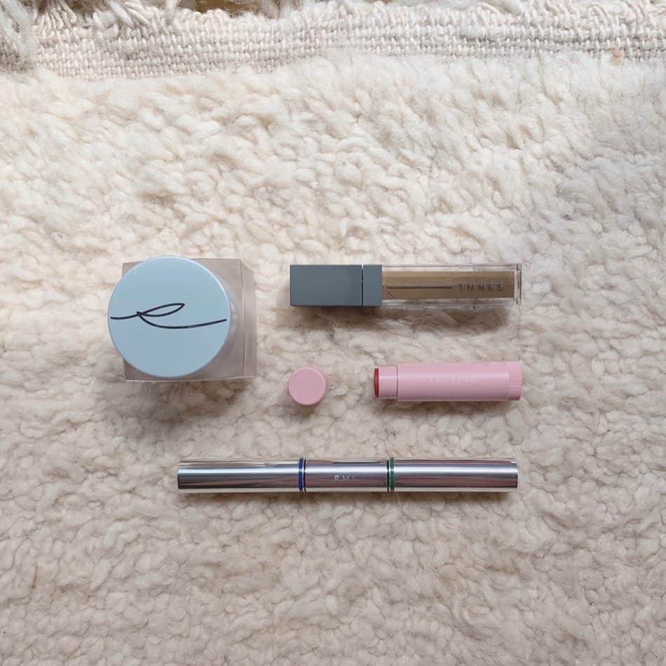 のインスタグラム：「昨日のメイク。♡ RMK クリーミィファンデーション EX 101(ナチュラルだけどカバー力があって大好き。) THREE アルカミストツイストフォーアイ 06(指で薄く伸ばす、下瞼にも！) ARGELAN カラーリップスティック アンバーローズ(オーガニックのカラーリップ！保湿できて色味可愛くて発色良くて値段もお手頃で最高) RMK Wカラーマスカラ 04 インディゴグリーン(グリーンを下まつげだけにつけてみました) #RMK #RMKファンデ #THREE #ARGELAN」
