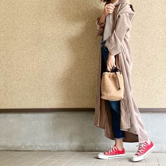 Locariのインスタグラム：「GUから発売中のボアドローストリングバッグで秋らしさをプラス♡ カジュアルコーデだけではなく、ワンピなどの甘めのコーデにも合わせやすいのも魅力的😊✨ phot by  @mayu.has さん . .  #ボアドローストリングバッグ#gu #gumania #guコーデ #GU #コーデ #今日のコーデ #コーディネート #ファッションコーデ #プチプラコーデ #シンプルコーデ #秋コーデ #大人コーデ #今日のコーディネート #着回しコーデ」