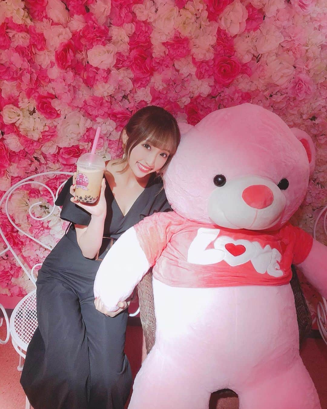 星野麻里愛さんのインスタグラム写真 - (星野麻里愛Instagram)「大須に新しくオープンした pink bear cafe💓🐻 店内めっちゃぴんくだらけで 可愛くて 2階にはおっきな くまさんいたよ タピオカの種類多くて 写真スポットいっぱいだし かわいすぎた。  みんなもぜひ☺️ #くまたぴ #くま #タピオカ #大須 #大須タピオカ  #pinkbearcafe #pinkbear #pink」9月13日 19時46分 - maria.pink28