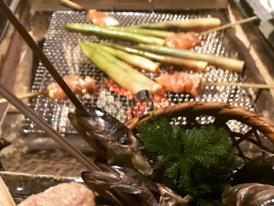 片桐千晶さんのインスタグラム写真 - (片桐千晶Instagram)「‪⁑ 旅ロケで来たばかりですが今度はプライベートで福島へ♨️ 高湯温泉・安達屋の青い温泉は最っ高です。 濃い硫黄泉が体に沁み渡る...‼︎ お風呂あがりに囲炉裏焼きと地酒を堪能🍶 前回来て初めて呑んだ「風が吹く」がやっぱり美味しくて幸せ。 . カンニング竹山さんも本に書かれていますが、遊びに行くという形の復興支援も大事。 それを抜きにしても、福島は美味しくて楽しい！ . 台風が過ぎたあと、帰り際に大きな虹が出ました🌈 嬉しい😊 . #福島 #安達屋 #温泉 #風が吹く #白井酒造店 #日本酒‬ #カンニング竹山 さん #福島のことなんて誰もしらねぇじゃねぇかよ #虹」9月13日 19時51分 - chiaki.katagiri333