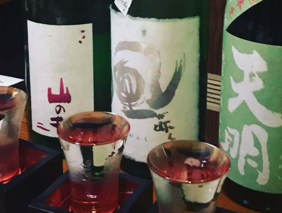 片桐千晶さんのインスタグラム写真 - (片桐千晶Instagram)「‪⁑ 旅ロケで来たばかりですが今度はプライベートで福島へ♨️ 高湯温泉・安達屋の青い温泉は最っ高です。 濃い硫黄泉が体に沁み渡る...‼︎ お風呂あがりに囲炉裏焼きと地酒を堪能🍶 前回来て初めて呑んだ「風が吹く」がやっぱり美味しくて幸せ。 . カンニング竹山さんも本に書かれていますが、遊びに行くという形の復興支援も大事。 それを抜きにしても、福島は美味しくて楽しい！ . 台風が過ぎたあと、帰り際に大きな虹が出ました🌈 嬉しい😊 . #福島 #安達屋 #温泉 #風が吹く #白井酒造店 #日本酒‬ #カンニング竹山 さん #福島のことなんて誰もしらねぇじゃねぇかよ #虹」9月13日 19時51分 - chiaki.katagiri333