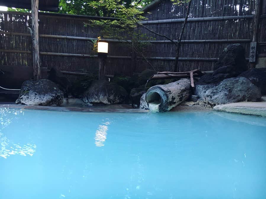 片桐千晶さんのインスタグラム写真 - (片桐千晶Instagram)「‪⁑ 旅ロケで来たばかりですが今度はプライベートで福島へ♨️ 高湯温泉・安達屋の青い温泉は最っ高です。 濃い硫黄泉が体に沁み渡る...‼︎ お風呂あがりに囲炉裏焼きと地酒を堪能🍶 前回来て初めて呑んだ「風が吹く」がやっぱり美味しくて幸せ。 . カンニング竹山さんも本に書かれていますが、遊びに行くという形の復興支援も大事。 それを抜きにしても、福島は美味しくて楽しい！ . 台風が過ぎたあと、帰り際に大きな虹が出ました🌈 嬉しい😊 . #福島 #安達屋 #温泉 #風が吹く #白井酒造店 #日本酒‬ #カンニング竹山 さん #福島のことなんて誰もしらねぇじゃねぇかよ #虹」9月13日 19時51分 - chiaki.katagiri333