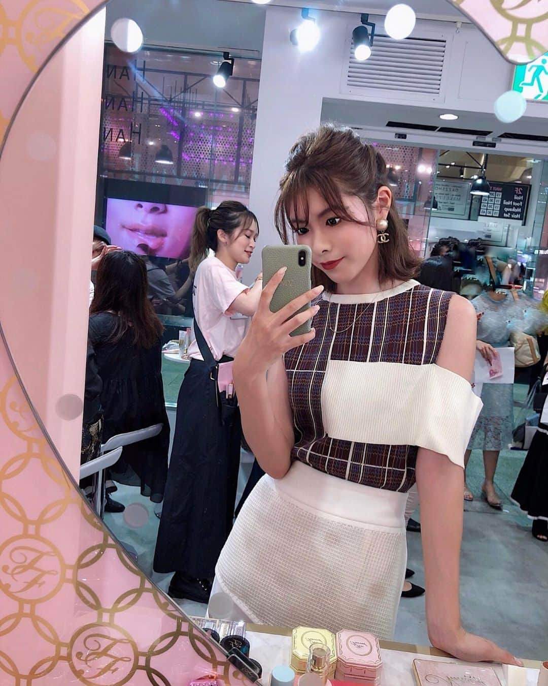 のインスタグラム：「. . ついに！大阪に大好きなコスメブランド  Too Faced ( @toofacedlovesjapan )がやってきたー❤︎ . . 9月17日 まで 梅田のビッグマン広場で popup をしてるんだけど、 気になりすぎて 初日にさっそく行ってきたよ💄 . . このピンクのパッケージが可愛くて 最初は完全に見た目から入りました🤭💕 . . . カルフォルニア発のコスメだから これまで欲しくて欲しくて。。 でも買えない~~😭ってなってたんだけど 今回やっとGETできたのだ✨ . . タッチアップで秋っぽく、 似合うメイクをしてもらったんだけど このリップとハイライト✨が私は1番好きでした！ . . 特にこの#ダイヤモンドライトマルチユースハイライター  には本物のダイヤモンド💎の 粉末が入ってて煌き方が上品で使いやすかったよ💋 . . はやくこれでメイクしたい~🥰 . . ちなみにリップはこじはるが使ってるカラーと同じ カラーにしちゃった❤︎❤︎ . . . . . . . #トゥーフェイスド #toofacedmakeup #ownyourpretty  #toofacedjapan #pr #cosmetics #大阪」