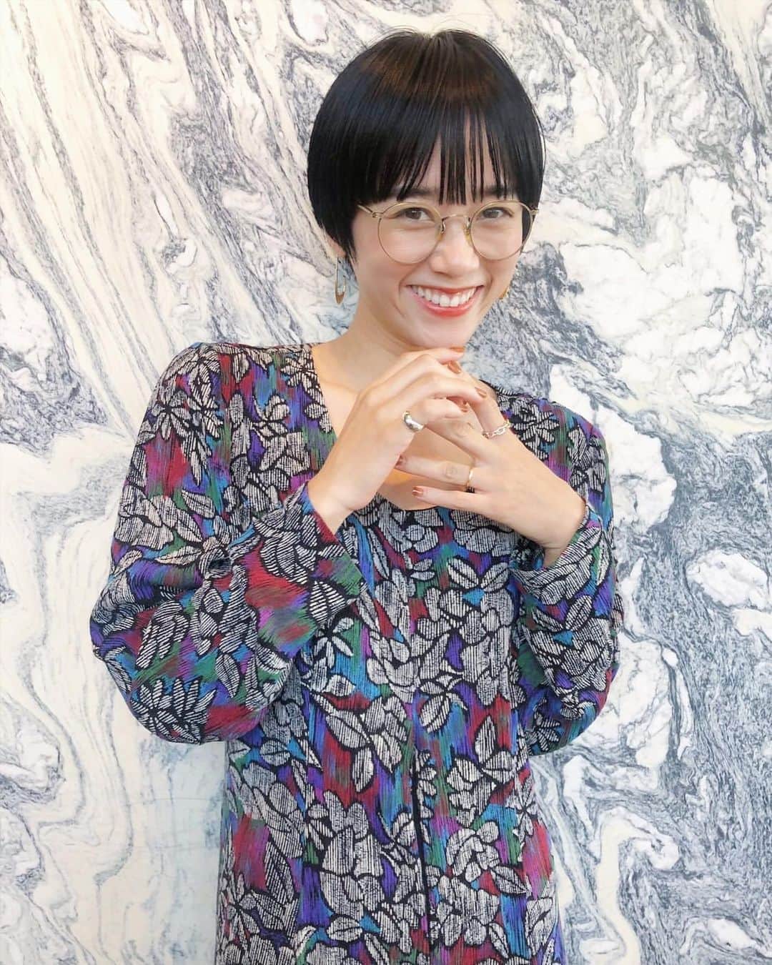 宮城舞さんのインスタグラム写真 - (宮城舞Instagram)「@ayakoyanagi のもとへ✂️🧑🏻 伸びていた前髪をどうしようか悩んで相談して、いつもより薄くおでこが透けて見えるくらいにして、サイドはいつもより長く、後ろはタイトに💋 女らしさが残るスタイルにしてもらいました♥️ 少しの変化だけど とっても新鮮🎊 前髪もこれくらいの薄さなら オールバックスタイルも決まってしまう とても満足です♥️ #ショートカット #柳マジック #この日のワンピにもぴったりなヘアスタイルでした #宮城ヘア」9月13日 20時04分 - mai_miyagi