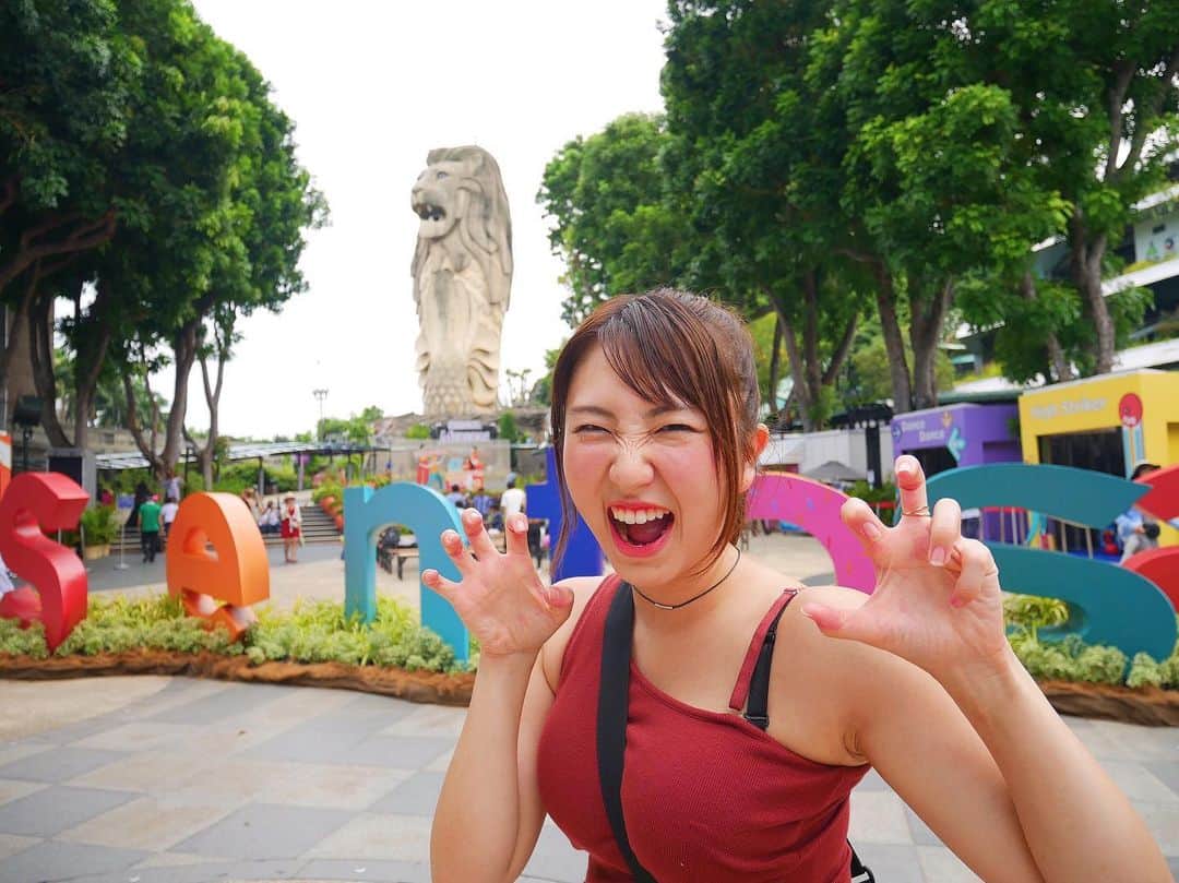 椎名香奈江のインスタグラム：「セントーサ島のマーライオンは口から水出てないんだぜ！ がおー！！🦁 #セントーサ島 #セントーサ #セントーサマーライオン #マーライオン #シンガポール  #夏休み #旅行 #やりがちなポーズ #🦁」