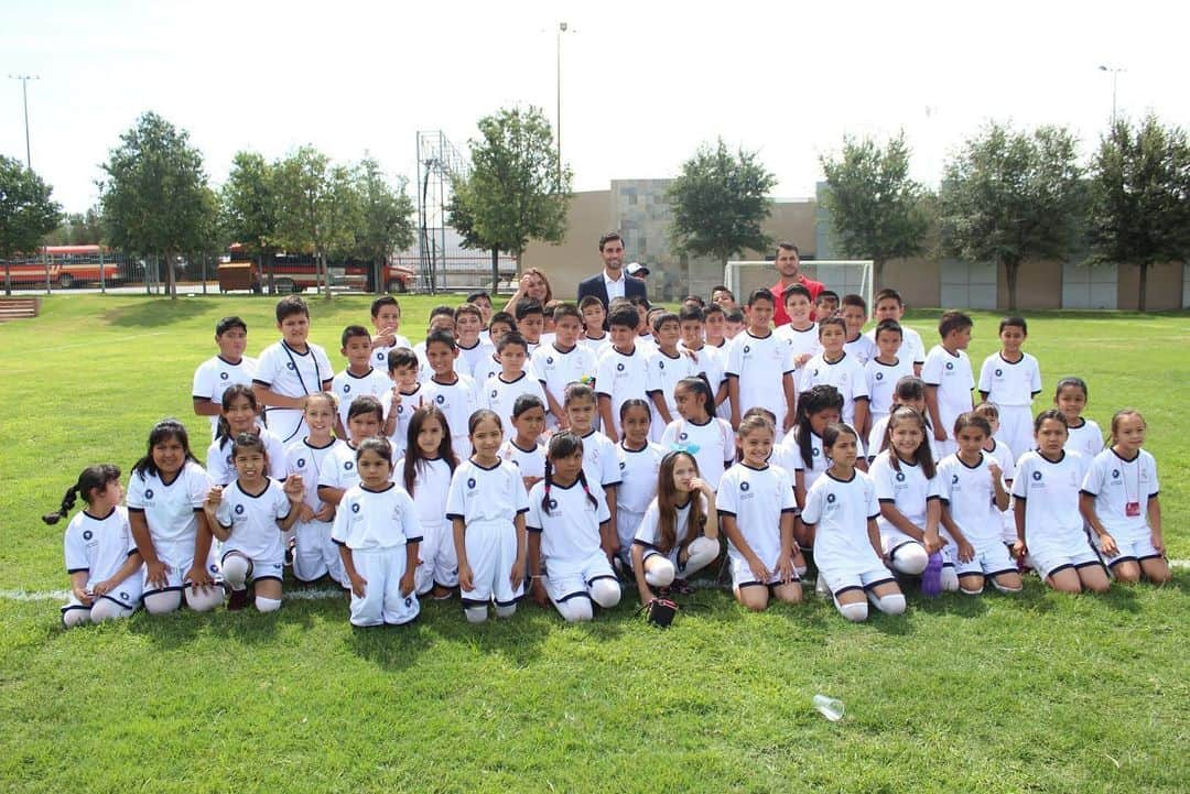 アルバロ・アルベロアさんのインスタグラム写真 - (アルバロ・アルベロアInstagram)「Fantástica visita a las escuelas sociodeportivas de la @fundacion.realmadrid en Chihuahua. Muchísimas gracias a la familia Baeza y al Grupo Bafar por su afecto, hospitalidad y su inestimable ayuda a todos los proyectos de la #FundaciónRealMadrid aquí en Mexico. Un honor poder contar con un socio con el compartimos valores, principios y, por supuesto, el objetivo de ayudar a los más desfavorecidos. ¡Gracias, México! 🇲🇽🇲🇽🇲🇽🇲🇽🇲🇽」9月13日 20時11分 - arbeloa