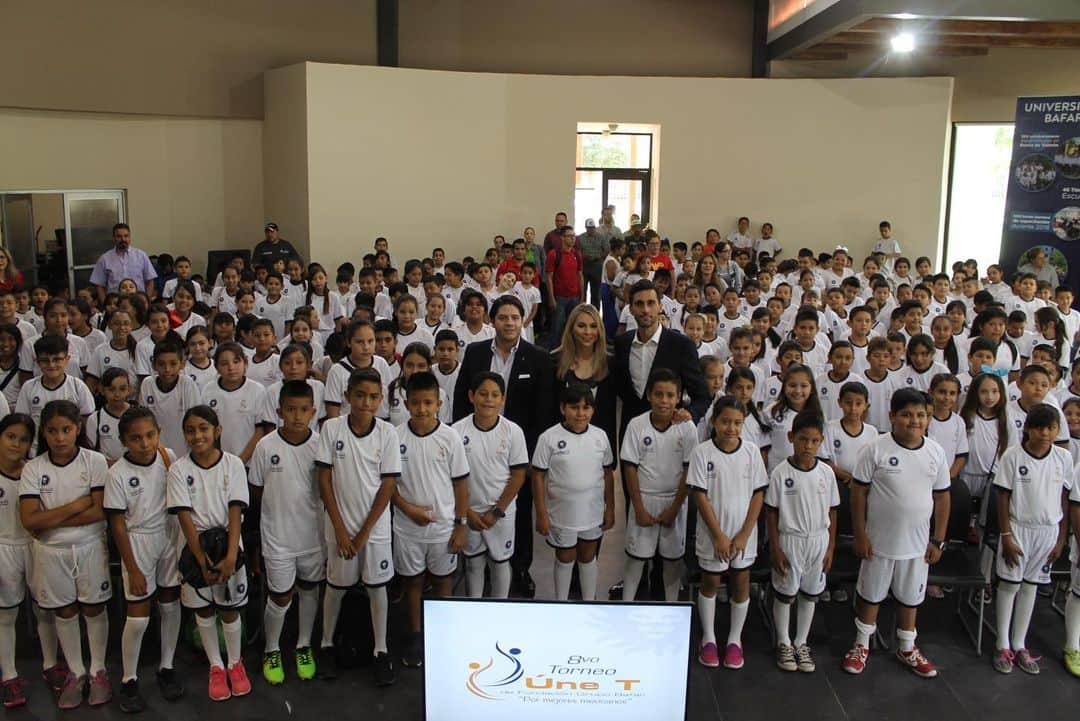 アルバロ・アルベロアさんのインスタグラム写真 - (アルバロ・アルベロアInstagram)「Fantástica visita a las escuelas sociodeportivas de la @fundacion.realmadrid en Chihuahua. Muchísimas gracias a la familia Baeza y al Grupo Bafar por su afecto, hospitalidad y su inestimable ayuda a todos los proyectos de la #FundaciónRealMadrid aquí en Mexico. Un honor poder contar con un socio con el compartimos valores, principios y, por supuesto, el objetivo de ayudar a los más desfavorecidos. ¡Gracias, México! 🇲🇽🇲🇽🇲🇽🇲🇽🇲🇽」9月13日 20時11分 - arbeloa