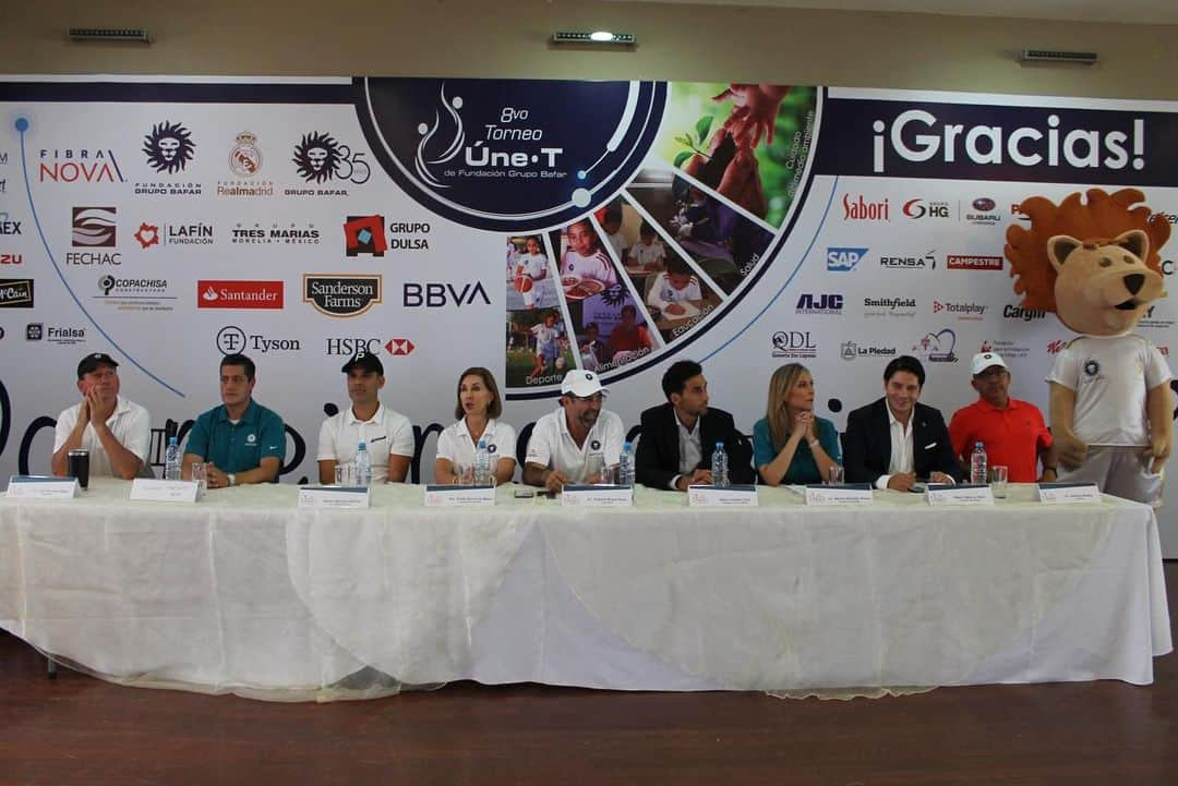 アルバロ・アルベロアさんのインスタグラム写真 - (アルバロ・アルベロアInstagram)「Fantástica visita a las escuelas sociodeportivas de la @fundacion.realmadrid en Chihuahua. Muchísimas gracias a la familia Baeza y al Grupo Bafar por su afecto, hospitalidad y su inestimable ayuda a todos los proyectos de la #FundaciónRealMadrid aquí en Mexico. Un honor poder contar con un socio con el compartimos valores, principios y, por supuesto, el objetivo de ayudar a los más desfavorecidos. ¡Gracias, México! 🇲🇽🇲🇽🇲🇽🇲🇽🇲🇽」9月13日 20時11分 - arbeloa