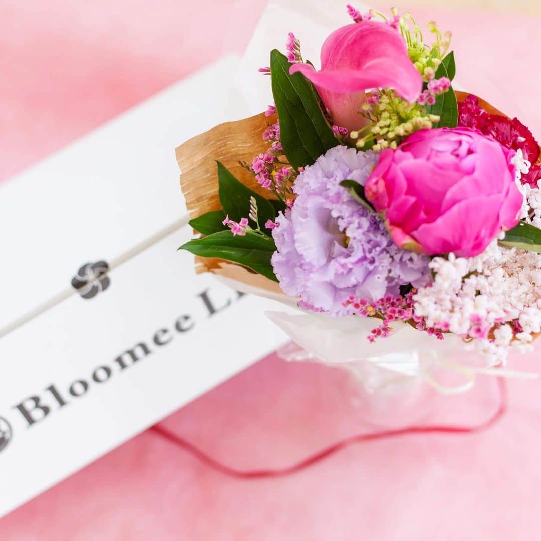 Bloomee LIFEさんのインスタグラム写真 - (Bloomee LIFEInstagram)「🌸感謝の気持ちを、お花にこめて🌸 『お花の定期便』を贈りませんか？✉️💐 ・ Instagram投稿キャンペーン！ #花便り月間 ・ Bloomee LIFEでは、 敬老の日を迎える9月を "花便り月間"として、 ・ 感謝の気持ちを お花で形にするお手伝いをします🌼 ・ 素直に伝えたい、 いつもありがとうの想いを Blomee LIFEのお花の写真に添えて 投稿してみてください🌸✨ ・ 投稿いただいた方の中から抽選で、 【Bloomee LIFE Gift】をプレゼントします🎁 あなたの大切な人に贈れる、 お花の定期便ギフトです💐 ・ 詳しくは"プロフィールトップのハイライト"をチェック👌⠀ ・ #bloomeelife#ブルーミーライフ#花のある生活#花好きな人と繋がりたい#おうち時間#花部#花写真#花が好き#花を飾る#暮らしを楽しむ#日々の暮らし#丁寧な暮らし#日々#お花のある暮らし#ナチュラル#素敵な休日#暮らしを整える#くらしのきほん#日々の暮らしを楽しむ#丁寧に暮らす#花のある暮らし#花のあるくらし#日常 #家づくり#シンプルインテリア#ミニブーケ#キッチン#リビング」9月13日 20時23分 - bloomee