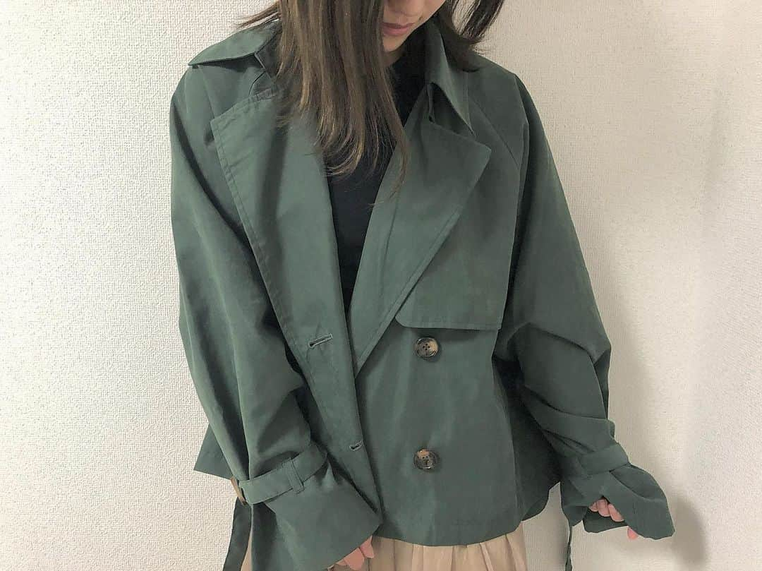 篠崎彩奈さんのインスタグラム写真 - (篠崎彩奈Instagram)「_ 今日は涼しいですね☺️ 私服が秋服になってきた...🍁 新しいジャケットを下ろしました🥺たぐ付けしてます🏷 #jaket @fifth_store  #ootd #fifth #fifthtl #フィフス #ショートトレンチコート」9月13日 20時23分 - ayana.s_official