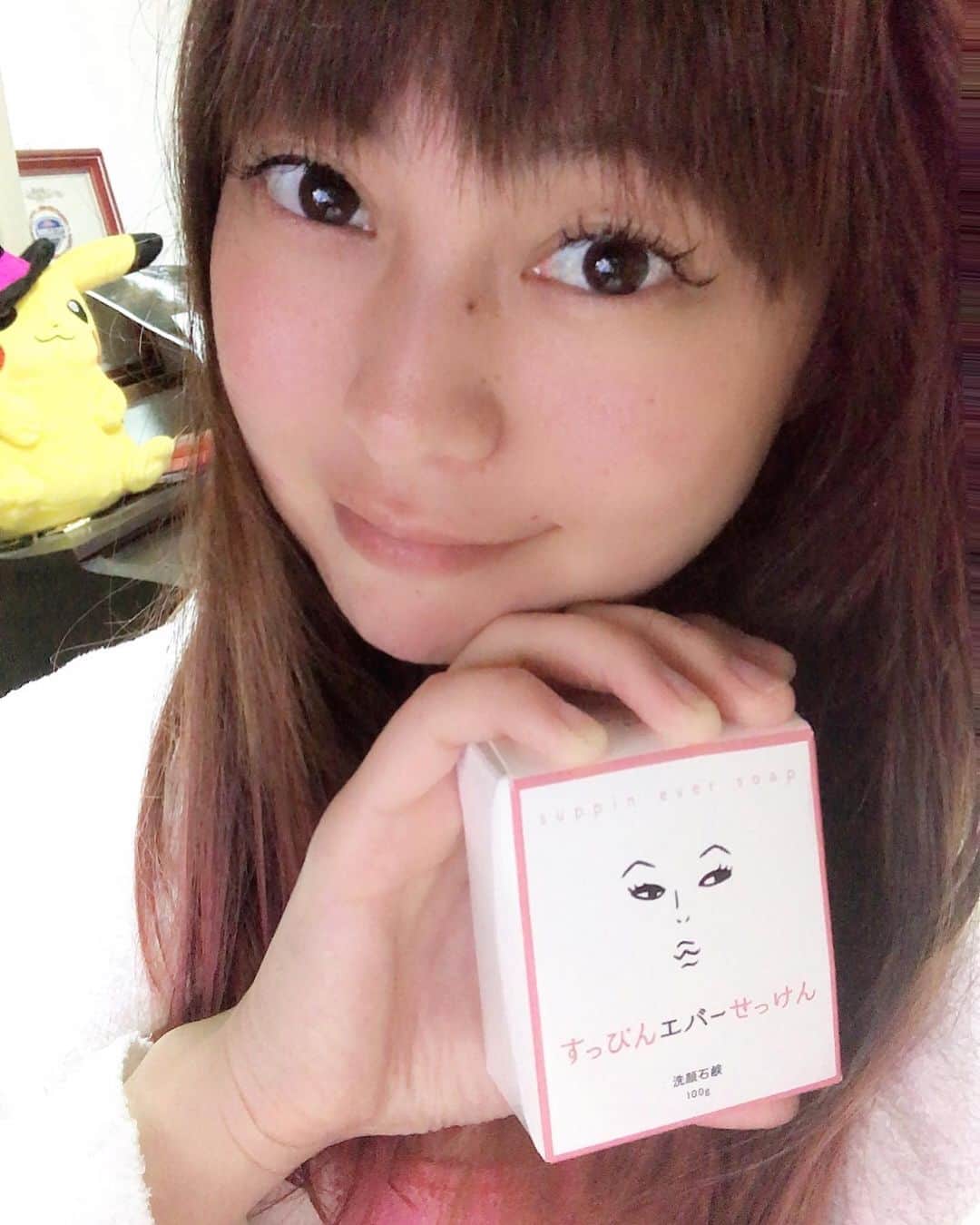 のインスタグラム：「東京和花(@tokyowaka )の、すっぴんエバーせっけんを使ってみたよ  パッケージのなんともいえない顔が可愛すぎ（笑）  ネットで泡立てると、フワフワマシュマロみたいで、洗うと気持ちいしスッキリする。美白やトーンアップに良いみたい。夏でだいぶ日焼けしたので美白目指して頑張るぞ！！ 「すっぴんエバーせっけん」で検索してね!  @tokyowaka #東京和花 #すっぴんエバーせっけん #洗顔 #泡洗顔 #洗顔石鹸 #洗顔せっけん #美白 #気持ちいい #PR」