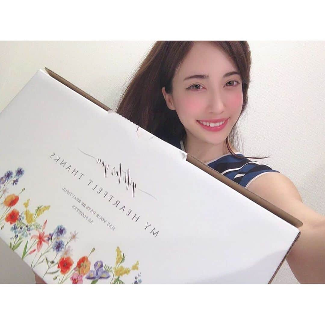 眞木美咲パメラさんのインスタグラム写真 - (眞木美咲パメラInstagram)「結婚式での引き出物を後日宅配で送ってくれる新しいシステム！ 「ヒキタク」っていうサービスだよ . 💐@piary_inst . 結婚式の後そのまま二次会移動だと荷物になってしまうし  遠くから来てくれる人も多いと思うのでこれはとても良いサービス！ 送られてくる箱もとっても素敵で 結婚式の出費も減らせて良い事だらけ！ いつか自分の結婚式の時にこれ利用しよう😚 まずは旦那さん探しからだね . #引き出物宅配 #PR #ピアリー #PIARY #ヒキタク #引き出物」9月13日 20時20分 - pamypamypamy