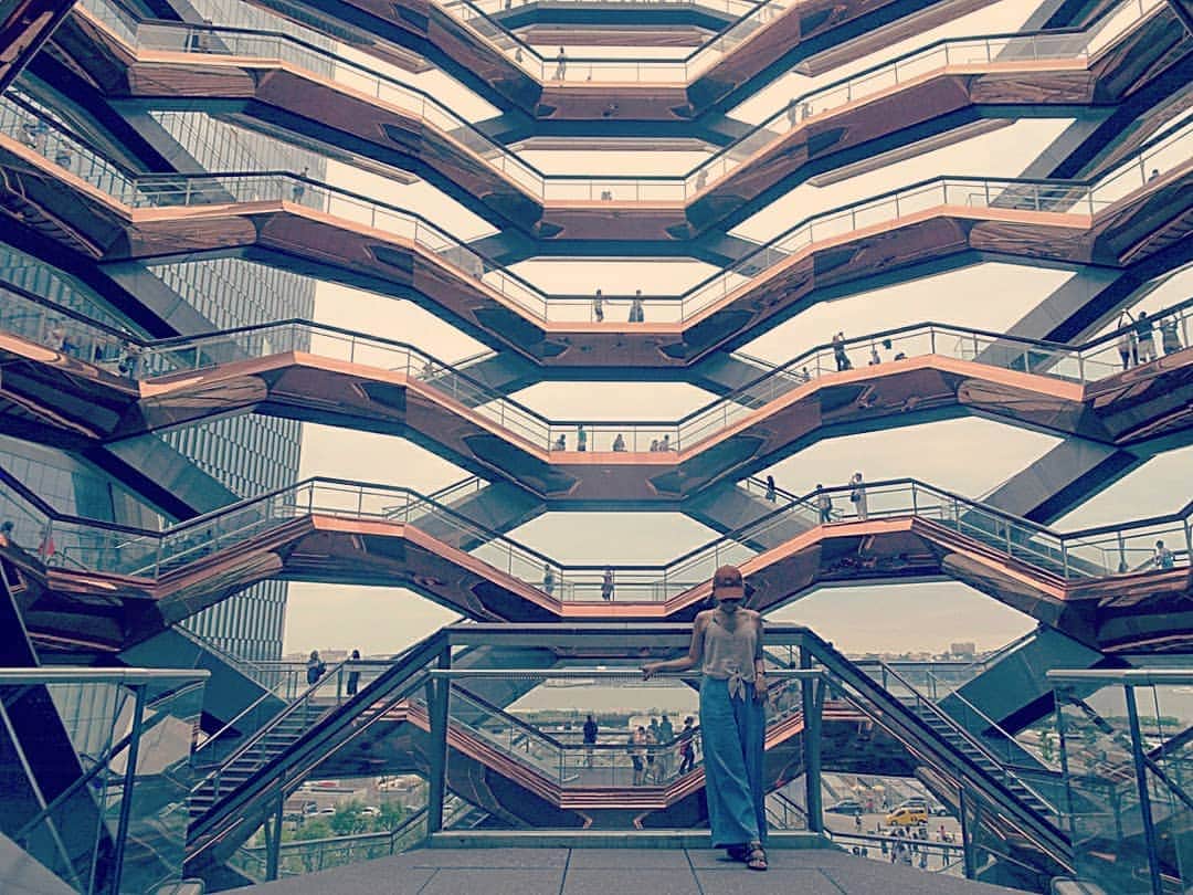 YuhKawasakiさんのインスタグラム写真 - (YuhKawasakiInstagram)「ニューヨークの新名所🗽 ベッセル(Vessel)🏙️ インスタで発見しました！(笑) 今年の3月に出来たばかりだそう✨ そりゃぁ前回NYに来たのが1年前なので、知らんわけや✋(笑) 入場無料だけどチケットがいります🎟️ 当日券を狙って行きましたが「あそこのキオスクで当日券ゲットできるで～」とスタッフに言われ指差す方向へ探しに行ったけどキオスクがどこにもない✋ 色んな人に聞いてもキオスクがなくて、かなり遠くまで探しにいった💦 そしたらてっきり“キオスク”って名前のお店かと思ってたら、電光掲示板のことをキオスクと言うらしくて、ベッセルのすぐ真隣にあった！！！😂 なんやそれ！！！！(笑) そしてスマホでチケットゲットしないといけないんですが、これがまたまた苦戦😓 機械音痴じゃない私でも苦戦したからみんなこれはややこしいのでは😓？(笑) 紙のチケットを配ってくれたらいいのにー！！！😂 すんなりいけへん時もあるけど、それが旅の楽しい所でもある💃 . #4回目の世界一周 #ファーストクラスで世界一周 . #ニューヨーク #ベッセル #Vessel #ニューヨーク一人旅 #newyork #旅写真 #旅 #海外旅行 #海外 #海外一人旅 #トランカー #旅スタグラム #旅スタグラマー #タビジョ #旅したくなるフォト #キオスク #海外好きな人と繋がりたい #女一人旅 #飛行機好きな人と繋がりたい #ニューヨーク観光 #ニューヨーク旅行 #アメリカ #アメリカ一人旅 #旅行記録 #プロトラベラー #世界一周 #旅の記録 #バックパッカー じゃないよ」9月13日 20時32分 - yuhkawasaki