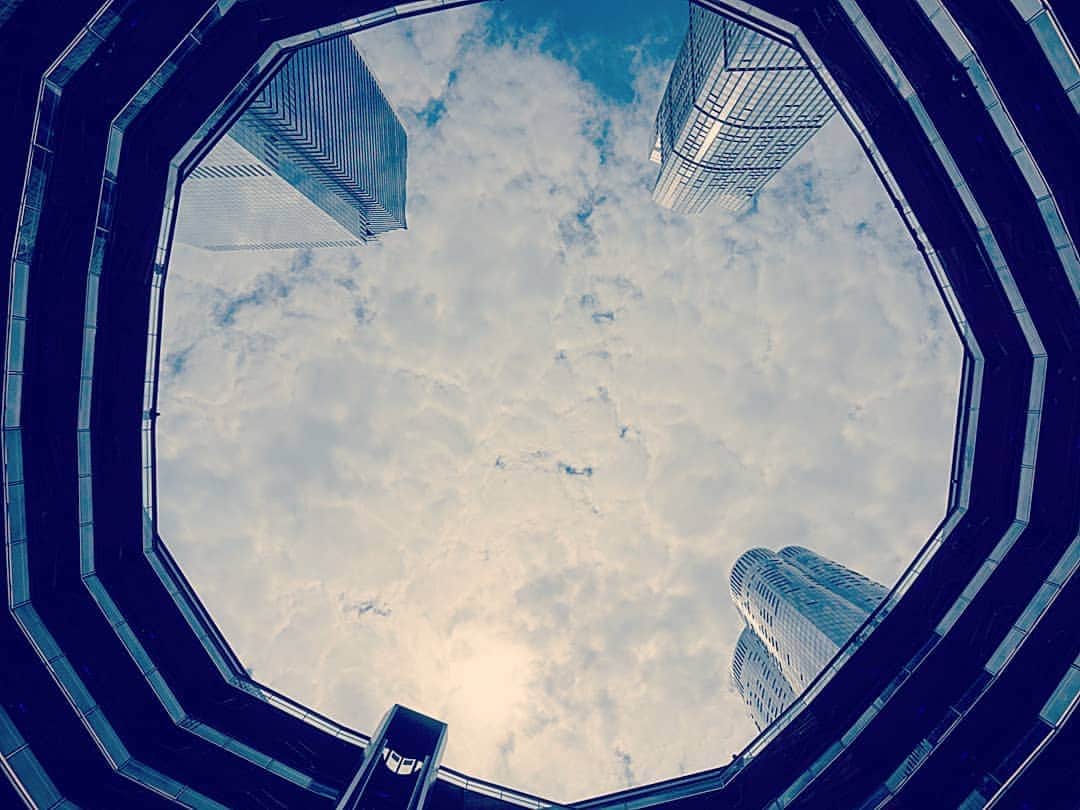 YuhKawasakiさんのインスタグラム写真 - (YuhKawasakiInstagram)「ニューヨークの新名所🗽 ベッセル(Vessel)🏙️ インスタで発見しました！(笑) 今年の3月に出来たばかりだそう✨ そりゃぁ前回NYに来たのが1年前なので、知らんわけや✋(笑) 入場無料だけどチケットがいります🎟️ 当日券を狙って行きましたが「あそこのキオスクで当日券ゲットできるで～」とスタッフに言われ指差す方向へ探しに行ったけどキオスクがどこにもない✋ 色んな人に聞いてもキオスクがなくて、かなり遠くまで探しにいった💦 そしたらてっきり“キオスク”って名前のお店かと思ってたら、電光掲示板のことをキオスクと言うらしくて、ベッセルのすぐ真隣にあった！！！😂 なんやそれ！！！！(笑) そしてスマホでチケットゲットしないといけないんですが、これがまたまた苦戦😓 機械音痴じゃない私でも苦戦したからみんなこれはややこしいのでは😓？(笑) 紙のチケットを配ってくれたらいいのにー！！！😂 すんなりいけへん時もあるけど、それが旅の楽しい所でもある💃 . #4回目の世界一周 #ファーストクラスで世界一周 . #ニューヨーク #ベッセル #Vessel #ニューヨーク一人旅 #newyork #旅写真 #旅 #海外旅行 #海外 #海外一人旅 #トランカー #旅スタグラム #旅スタグラマー #タビジョ #旅したくなるフォト #キオスク #海外好きな人と繋がりたい #女一人旅 #飛行機好きな人と繋がりたい #ニューヨーク観光 #ニューヨーク旅行 #アメリカ #アメリカ一人旅 #旅行記録 #プロトラベラー #世界一周 #旅の記録 #バックパッカー じゃないよ」9月13日 20時32分 - yuhkawasaki