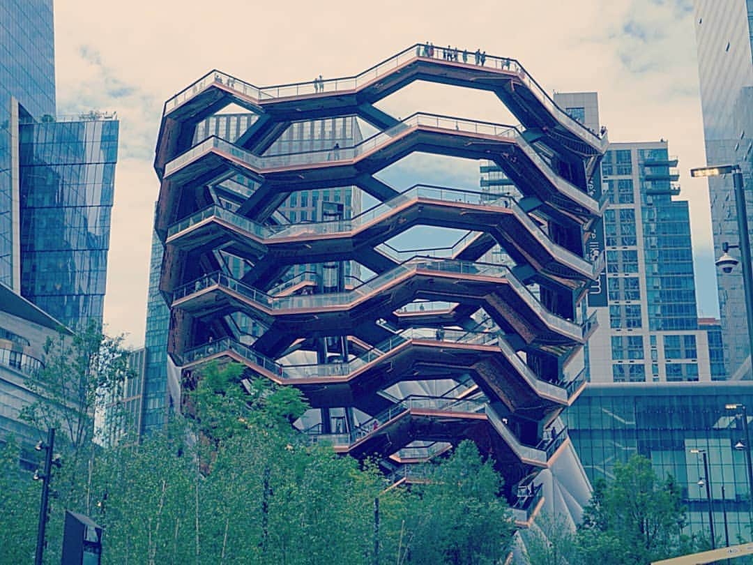 YuhKawasakiさんのインスタグラム写真 - (YuhKawasakiInstagram)「ニューヨークの新名所🗽 ベッセル(Vessel)🏙️ インスタで発見しました！(笑) 今年の3月に出来たばかりだそう✨ そりゃぁ前回NYに来たのが1年前なので、知らんわけや✋(笑) 入場無料だけどチケットがいります🎟️ 当日券を狙って行きましたが「あそこのキオスクで当日券ゲットできるで～」とスタッフに言われ指差す方向へ探しに行ったけどキオスクがどこにもない✋ 色んな人に聞いてもキオスクがなくて、かなり遠くまで探しにいった💦 そしたらてっきり“キオスク”って名前のお店かと思ってたら、電光掲示板のことをキオスクと言うらしくて、ベッセルのすぐ真隣にあった！！！😂 なんやそれ！！！！(笑) そしてスマホでチケットゲットしないといけないんですが、これがまたまた苦戦😓 機械音痴じゃない私でも苦戦したからみんなこれはややこしいのでは😓？(笑) 紙のチケットを配ってくれたらいいのにー！！！😂 すんなりいけへん時もあるけど、それが旅の楽しい所でもある💃 . #4回目の世界一周 #ファーストクラスで世界一周 . #ニューヨーク #ベッセル #Vessel #ニューヨーク一人旅 #newyork #旅写真 #旅 #海外旅行 #海外 #海外一人旅 #トランカー #旅スタグラム #旅スタグラマー #タビジョ #旅したくなるフォト #キオスク #海外好きな人と繋がりたい #女一人旅 #飛行機好きな人と繋がりたい #ニューヨーク観光 #ニューヨーク旅行 #アメリカ #アメリカ一人旅 #旅行記録 #プロトラベラー #世界一周 #旅の記録 #バックパッカー じゃないよ」9月13日 20時32分 - yuhkawasaki