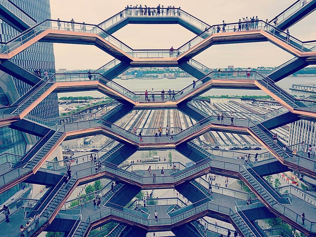YuhKawasakiさんのインスタグラム写真 - (YuhKawasakiInstagram)「ニューヨークの新名所🗽 ベッセル(Vessel)🏙️ インスタで発見しました！(笑) 今年の3月に出来たばかりだそう✨ そりゃぁ前回NYに来たのが1年前なので、知らんわけや✋(笑) 入場無料だけどチケットがいります🎟️ 当日券を狙って行きましたが「あそこのキオスクで当日券ゲットできるで～」とスタッフに言われ指差す方向へ探しに行ったけどキオスクがどこにもない✋ 色んな人に聞いてもキオスクがなくて、かなり遠くまで探しにいった💦 そしたらてっきり“キオスク”って名前のお店かと思ってたら、電光掲示板のことをキオスクと言うらしくて、ベッセルのすぐ真隣にあった！！！😂 なんやそれ！！！！(笑) そしてスマホでチケットゲットしないといけないんですが、これがまたまた苦戦😓 機械音痴じゃない私でも苦戦したからみんなこれはややこしいのでは😓？(笑) 紙のチケットを配ってくれたらいいのにー！！！😂 すんなりいけへん時もあるけど、それが旅の楽しい所でもある💃 . #4回目の世界一周 #ファーストクラスで世界一周 . #ニューヨーク #ベッセル #Vessel #ニューヨーク一人旅 #newyork #旅写真 #旅 #海外旅行 #海外 #海外一人旅 #トランカー #旅スタグラム #旅スタグラマー #タビジョ #旅したくなるフォト #キオスク #海外好きな人と繋がりたい #女一人旅 #飛行機好きな人と繋がりたい #ニューヨーク観光 #ニューヨーク旅行 #アメリカ #アメリカ一人旅 #旅行記録 #プロトラベラー #世界一周 #旅の記録 #バックパッカー じゃないよ」9月13日 20時32分 - yuhkawasaki
