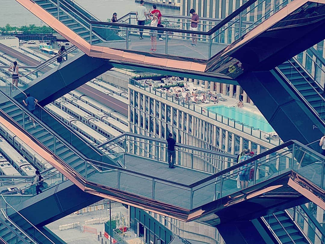 YuhKawasakiさんのインスタグラム写真 - (YuhKawasakiInstagram)「ニューヨークの新名所🗽 ベッセル(Vessel)🏙️ インスタで発見しました！(笑) 今年の3月に出来たばかりだそう✨ そりゃぁ前回NYに来たのが1年前なので、知らんわけや✋(笑) 入場無料だけどチケットがいります🎟️ 当日券を狙って行きましたが「あそこのキオスクで当日券ゲットできるで～」とスタッフに言われ指差す方向へ探しに行ったけどキオスクがどこにもない✋ 色んな人に聞いてもキオスクがなくて、かなり遠くまで探しにいった💦 そしたらてっきり“キオスク”って名前のお店かと思ってたら、電光掲示板のことをキオスクと言うらしくて、ベッセルのすぐ真隣にあった！！！😂 なんやそれ！！！！(笑) そしてスマホでチケットゲットしないといけないんですが、これがまたまた苦戦😓 機械音痴じゃない私でも苦戦したからみんなこれはややこしいのでは😓？(笑) 紙のチケットを配ってくれたらいいのにー！！！😂 すんなりいけへん時もあるけど、それが旅の楽しい所でもある💃 . #4回目の世界一周 #ファーストクラスで世界一周 . #ニューヨーク #ベッセル #Vessel #ニューヨーク一人旅 #newyork #旅写真 #旅 #海外旅行 #海外 #海外一人旅 #トランカー #旅スタグラム #旅スタグラマー #タビジョ #旅したくなるフォト #キオスク #海外好きな人と繋がりたい #女一人旅 #飛行機好きな人と繋がりたい #ニューヨーク観光 #ニューヨーク旅行 #アメリカ #アメリカ一人旅 #旅行記録 #プロトラベラー #世界一周 #旅の記録 #バックパッカー じゃないよ」9月13日 20時32分 - yuhkawasaki