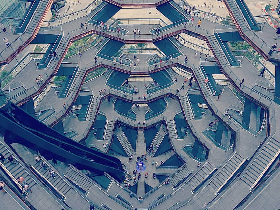 YuhKawasakiさんのインスタグラム写真 - (YuhKawasakiInstagram)「ニューヨークの新名所🗽 ベッセル(Vessel)🏙️ インスタで発見しました！(笑) 今年の3月に出来たばかりだそう✨ そりゃぁ前回NYに来たのが1年前なので、知らんわけや✋(笑) 入場無料だけどチケットがいります🎟️ 当日券を狙って行きましたが「あそこのキオスクで当日券ゲットできるで～」とスタッフに言われ指差す方向へ探しに行ったけどキオスクがどこにもない✋ 色んな人に聞いてもキオスクがなくて、かなり遠くまで探しにいった💦 そしたらてっきり“キオスク”って名前のお店かと思ってたら、電光掲示板のことをキオスクと言うらしくて、ベッセルのすぐ真隣にあった！！！😂 なんやそれ！！！！(笑) そしてスマホでチケットゲットしないといけないんですが、これがまたまた苦戦😓 機械音痴じゃない私でも苦戦したからみんなこれはややこしいのでは😓？(笑) 紙のチケットを配ってくれたらいいのにー！！！😂 すんなりいけへん時もあるけど、それが旅の楽しい所でもある💃 . #4回目の世界一周 #ファーストクラスで世界一周 . #ニューヨーク #ベッセル #Vessel #ニューヨーク一人旅 #newyork #旅写真 #旅 #海外旅行 #海外 #海外一人旅 #トランカー #旅スタグラム #旅スタグラマー #タビジョ #旅したくなるフォト #キオスク #海外好きな人と繋がりたい #女一人旅 #飛行機好きな人と繋がりたい #ニューヨーク観光 #ニューヨーク旅行 #アメリカ #アメリカ一人旅 #旅行記録 #プロトラベラー #世界一周 #旅の記録 #バックパッカー じゃないよ」9月13日 20時32分 - yuhkawasaki