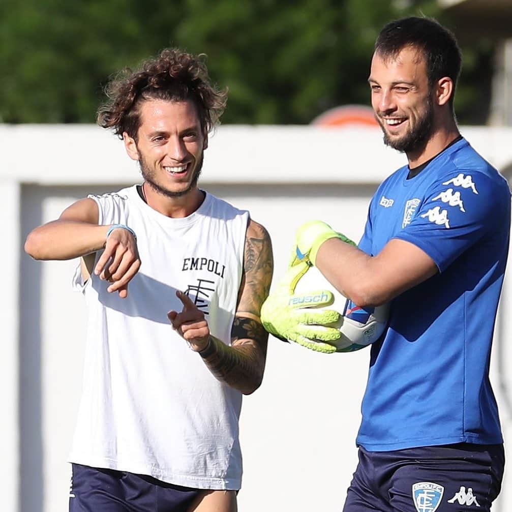のインスタグラム：「Manca poco e si ricomincia 🔥💪🏻 #CrotoneEmpoli #onFire 💙」