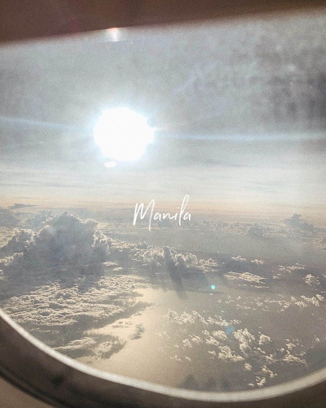Airi Shibuyaのインスタグラム：「とーちゃく❤︎ . 飛行機はぜったい窓席✈️ ずっと空眺められる☺️🌥 . 親戚みんなに会えるの楽しみだな❤︎ . #sky#airplane#sun#sunset」