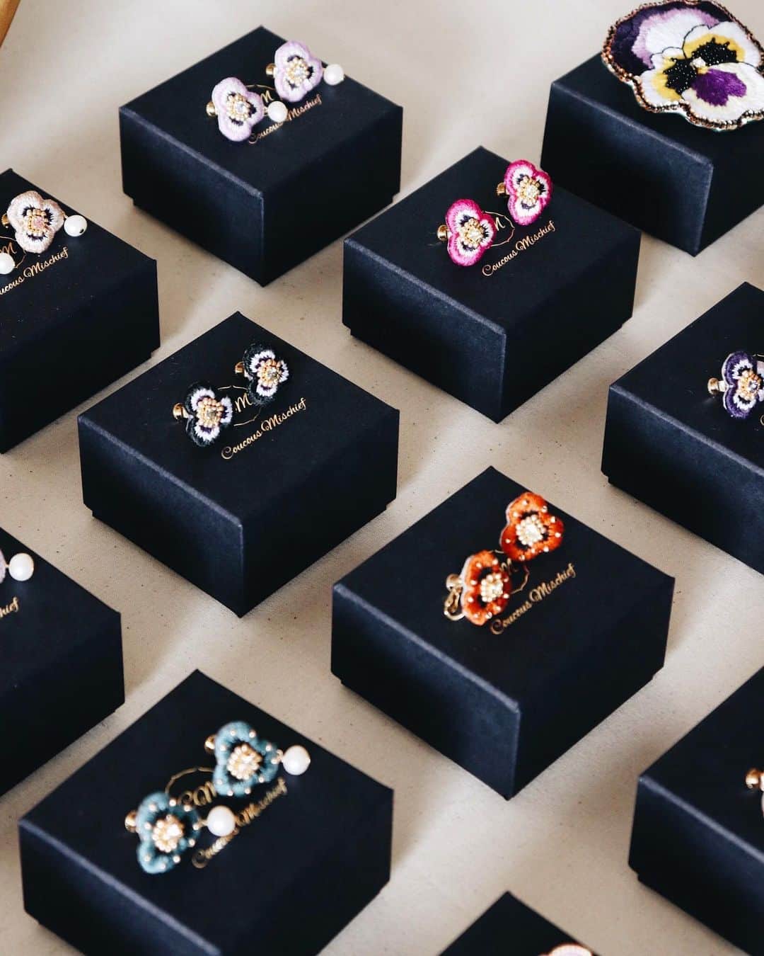 handmade shopのインスタグラム：「pop upのお知らせ🌜﻿ ﻿ 福岡市白金にある @senri_shirogane にて pop upを開催します﻿ ﻿ 10月5日(土)〜7日(月)の3日間﻿ 時間は13時〜19時(最終日のみ18時まで)です﻿ 福岡市中央区白金2-7-8-1F ﻿ ﻿ 販売するアイテムは﻿ リニューアルしたお花のアクセサリーと﻿ リニューアル前の過去作品です﻿ ﻿ 2019年の福岡での対面販売は﻿ こちらで最後となりますので﻿ ぜひお誘い合わせの上﻿ 遊びにいらしてください😊﻿ ﻿ お気軽にアクセサリーを﻿ 見にきていただけると嬉しいです﻿ ﻿ みなさまにお会いできるのを楽しみにしています🌟﻿ #dmcembroidery」