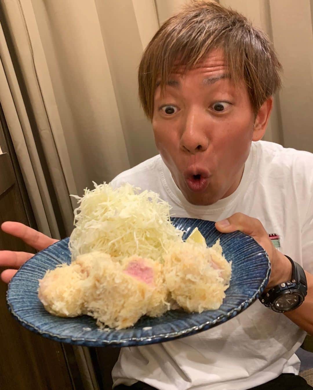 伊藤春香さんのインスタグラム写真 - (伊藤春香Instagram)「人生で一番のトンカツかもしれない...﻿ ﻿ 車じゃないと﻿ 行きづらい場所にあるから﻿ まだ2回目の訪問なんだけど、﻿ ﻿ 2回目でも1口目に﻿ 「美味しすぎる...」って声が出た。﻿ ﻿ 特上ヒレかつ定食を﻿ どうかみんな食べてみてほしい...。﻿ ﻿ 旦那は「満腹中枢を破壊してくる味だ」﻿ って言って、﻿ ヒレかつ一皿おかわりしてた。﻿ ﻿ しょうが焼きも頼んだので﻿ 写真を載せますが﻿ ﻿ とにかく行かれる方は﻿ ヒレかつを食べてください...😂﻿ ﻿ とんかつ ひびき﻿ 03-6873-2355﻿ 東京都世田谷区深沢5-1-8 ハマックスビル 2F﻿ https://tabelog.com/tokyo/A1317/A131715/13225449/﻿ ﻿ #トンカツ #ヒレかつ #ヒレかつ定食 #ちょい足しカレー #等々力グルメ #世田谷グルメ #とんかつひびき #世田谷深沢﻿ #ごはんログ ﻿ ﻿」9月13日 20時30分 - ha_chu