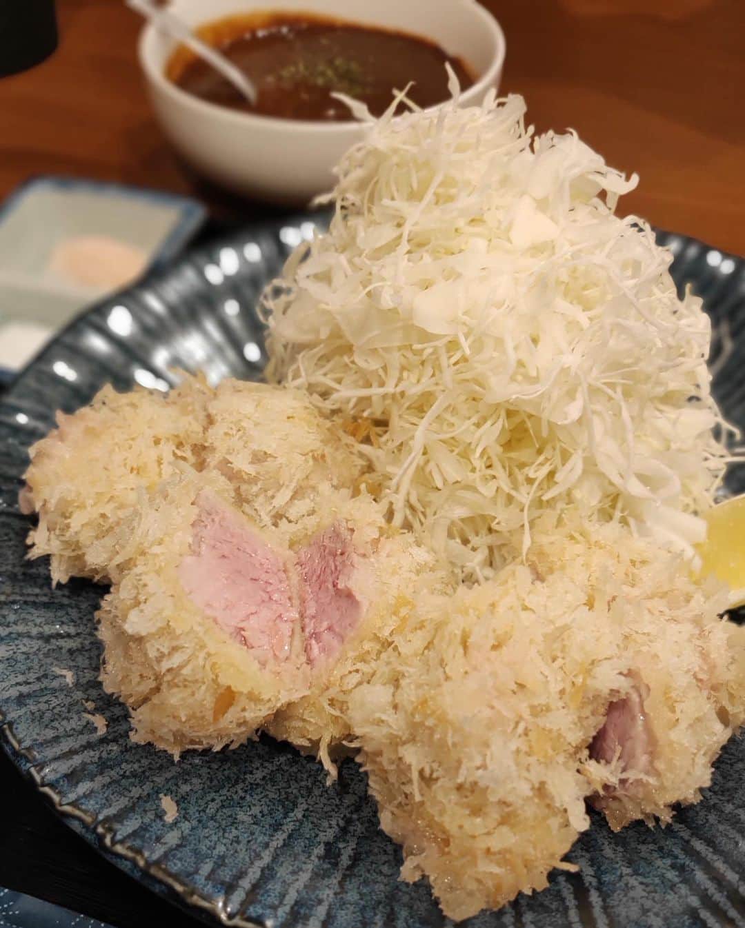 伊藤春香さんのインスタグラム写真 - (伊藤春香Instagram)「人生で一番のトンカツかもしれない...﻿ ﻿ 車じゃないと﻿ 行きづらい場所にあるから﻿ まだ2回目の訪問なんだけど、﻿ ﻿ 2回目でも1口目に﻿ 「美味しすぎる...」って声が出た。﻿ ﻿ 特上ヒレかつ定食を﻿ どうかみんな食べてみてほしい...。﻿ ﻿ 旦那は「満腹中枢を破壊してくる味だ」﻿ って言って、﻿ ヒレかつ一皿おかわりしてた。﻿ ﻿ しょうが焼きも頼んだので﻿ 写真を載せますが﻿ ﻿ とにかく行かれる方は﻿ ヒレかつを食べてください...😂﻿ ﻿ とんかつ ひびき﻿ 03-6873-2355﻿ 東京都世田谷区深沢5-1-8 ハマックスビル 2F﻿ https://tabelog.com/tokyo/A1317/A131715/13225449/﻿ ﻿ #トンカツ #ヒレかつ #ヒレかつ定食 #ちょい足しカレー #等々力グルメ #世田谷グルメ #とんかつひびき #世田谷深沢﻿ #ごはんログ ﻿ ﻿」9月13日 20時30分 - ha_chu