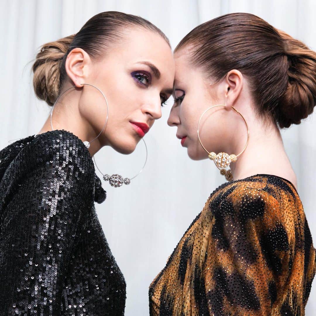 のインスタグラム：「Naeem khan #ss2020. We are so grateful to have the best partners in our industry. This show would not be the same without you. Thank you. Hair @antoinettebeenders for @aveda Makeup @gato.makeup For @maybelline  Production @johnmartinezproductions. @swimjohn. @shifteh_shahbazian Nails. @aki_newnail.ny. Photography backstage @kelliewalshphotos @omarcruzphoto. The most beautiful space in NYC @zahahadidarchitects @juliekpham Our best PR team @hlgroup. The Naeem Khan house team @adamvaneeckhout @nickcnyc @madinabnyc @marcocattoretti @katiebarton6 @brownrice__ @sharqtale @sujeyrivera4 We love u.」