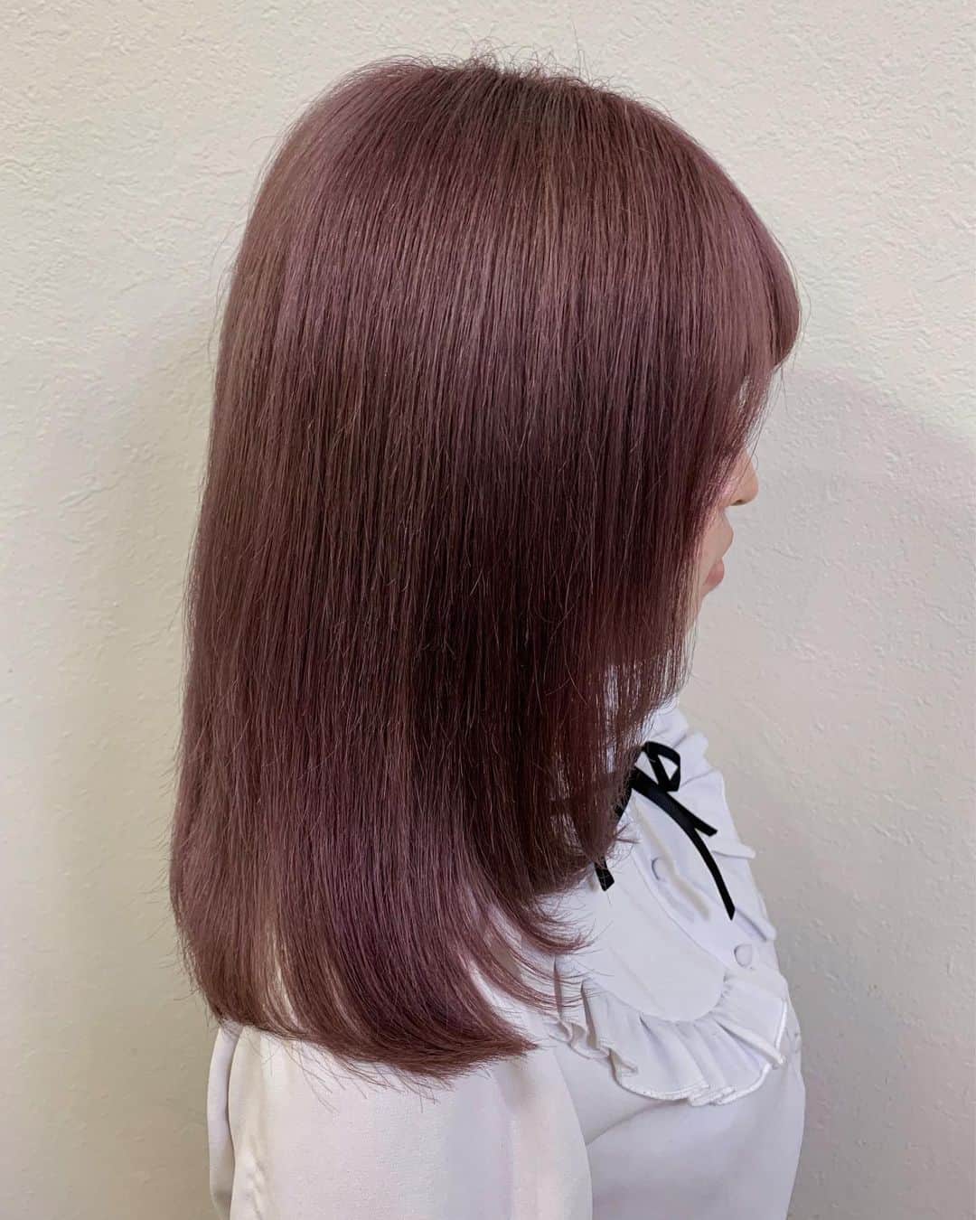 salon PRATiNO(サロンプラチノ)のインスタグラム：「. 💗ほんのりピンク💗. . 派手すぎない柔らかいピンクで ガーリーな雰囲気に😌 お客様の雰囲気にとても良くお似合いでした💞 色落ちするとクリーミーなベージュになるのが ハイトーンのイルミナカラーの魅力💯  秋になり髪色も落ち着かせたくなる頃ですが 当店派手髪人気は継続中です😍 . . 【CLAVIS PRATINO】 ◇火曜日～土曜日 11:00～20:00 ◇日曜日 11:00～18:00 ※時間外はお問い合わせください。 愛知県名古屋市中区錦3-4-19石垣ビル７Ｆ ☎︎052-962-7017 . #hairstyle #hair #cornrow #braids #clavispratino #spiralperm #pratino #hairsalon #nagoya #haircolor #love #派手髪 #外国人風カラー #バレイヤージュ #グラデーション #コーンロウ #ブレイズ #スパイラルパーマ #特殊ヘア #ブラックヘア #美容室 #ヘアサロン #ヘアスタイル #ヘアカラー #クラビスプラチノ #名古屋 #栄 #錦」