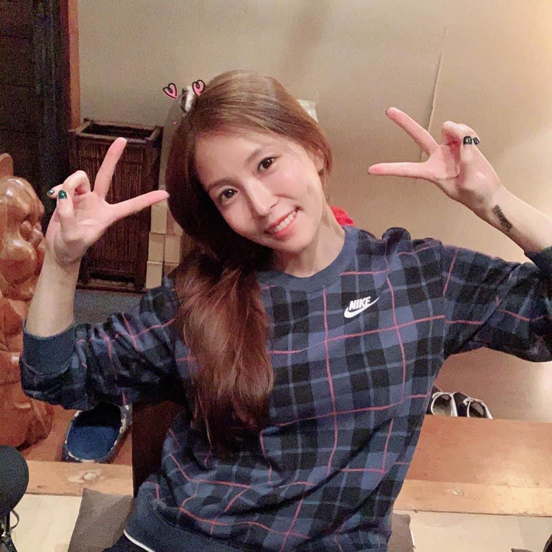 BoAのインスタグラム：「즐거운 추석 보내세염~~~~~ ;) 나는야 열일중🤟」