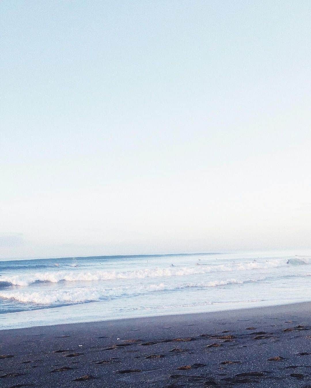 遠山茜子さんのインスタグラム写真 - (遠山茜子Instagram)「am6:18🐚 ・ ・ それは置いといて… 今日23:15〜 テレビ朝日 『セミオトコ』 にちょびーっとだけだけどでます☻ ・ 見てた番組の最終回にでれるとか幸せhappy‼︎ ・ 生まれる前の時代のメイクに格好 新鮮すぎる✩⃛ 鏡で見た瞬間 結婚式の時のままに似てた ・ 見つけて見てね♥ ・ ・ #sea#good#morning#am#beach#surfing#healthy#girl#バフねこ #タピ活ならぬ海活 #あー波乗りたい #サーフィンにどハマりなう」9月13日 20時35分 - akane_016t