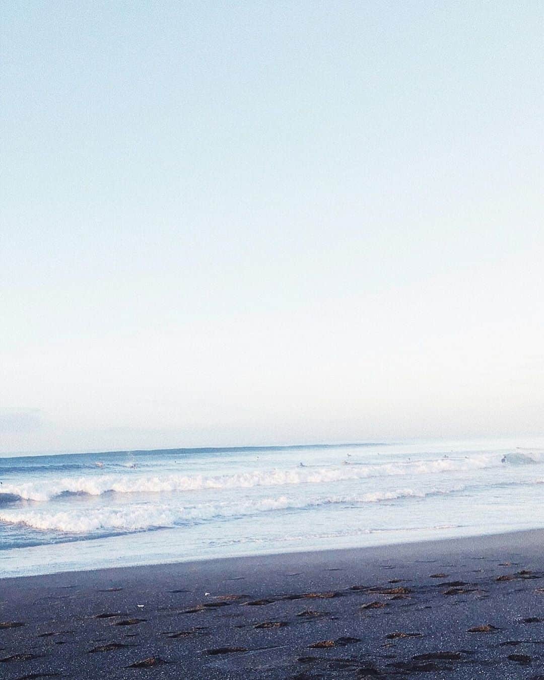 のインスタグラム：「am6:18🐚 ・ ・ それは置いといて… 今日23:15〜 テレビ朝日 『セミオトコ』 にちょびーっとだけだけどでます☻ ・ 見てた番組の最終回にでれるとか幸せhappy‼︎ ・ 生まれる前の時代のメイクに格好 新鮮すぎる✩⃛ 鏡で見た瞬間 結婚式の時のままに似てた ・ 見つけて見てね♥ ・ ・ #sea#good#morning#am#beach#surfing#healthy#girl#バフねこ #タピ活ならぬ海活 #あー波乗りたい #サーフィンにどハマりなう」