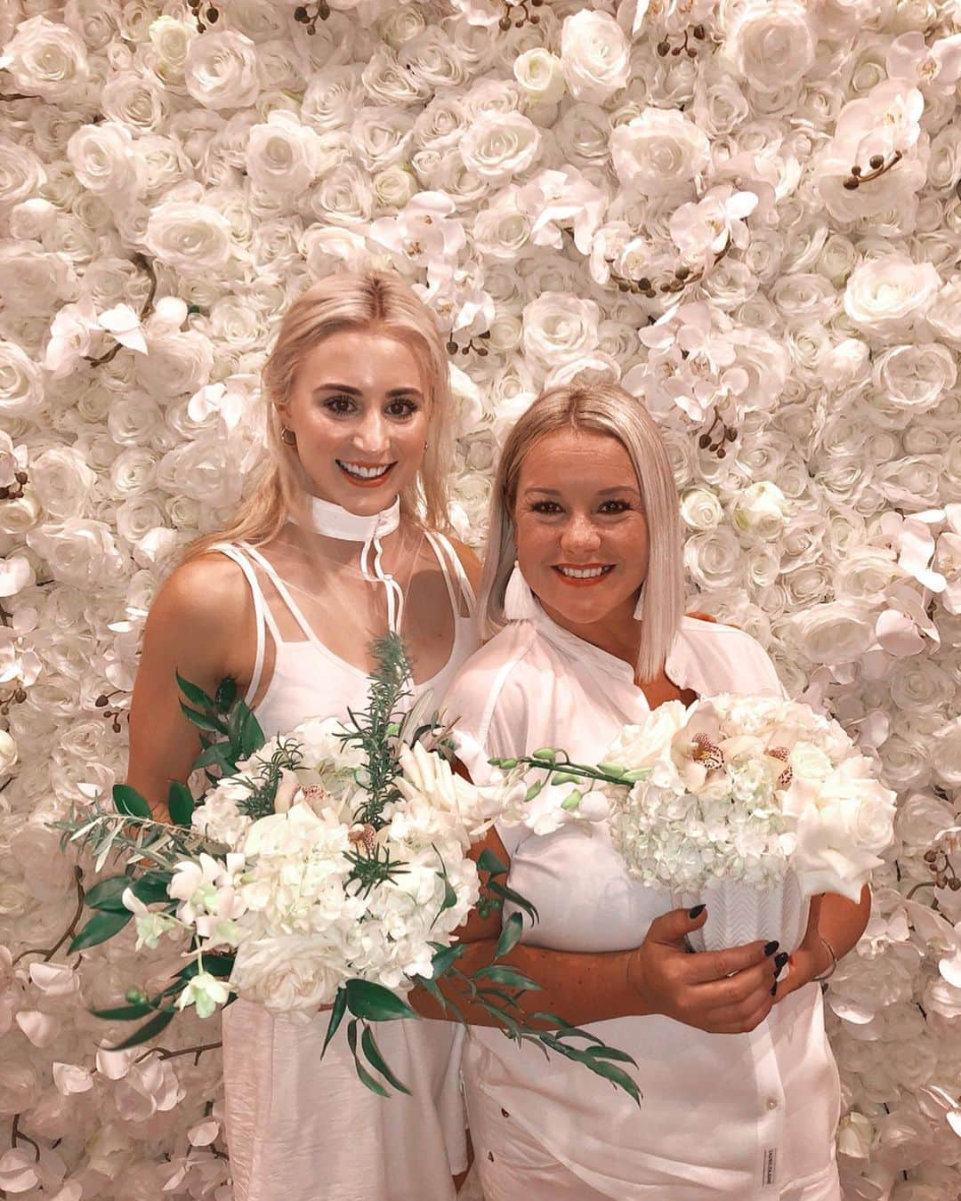 アシュリー・ケインさんのインスタグラム写真 - (アシュリー・ケインInstagram)「Blooms en Blanc 🕊 caught wearing white after Labor Day 🙈but for the best reason of course! This stunning woman will be opening her Floral Bar in Roanoke in November and I am beyond excited and proud of her. I can’t wait for my many more craft nights, floral classes, & events surrounded by the most incredible people! Swipe to see my creation that, fingers crossed, I can hopefully keep alive for longer than 3 days➡️」9月14日 2時05分 - icegirlash