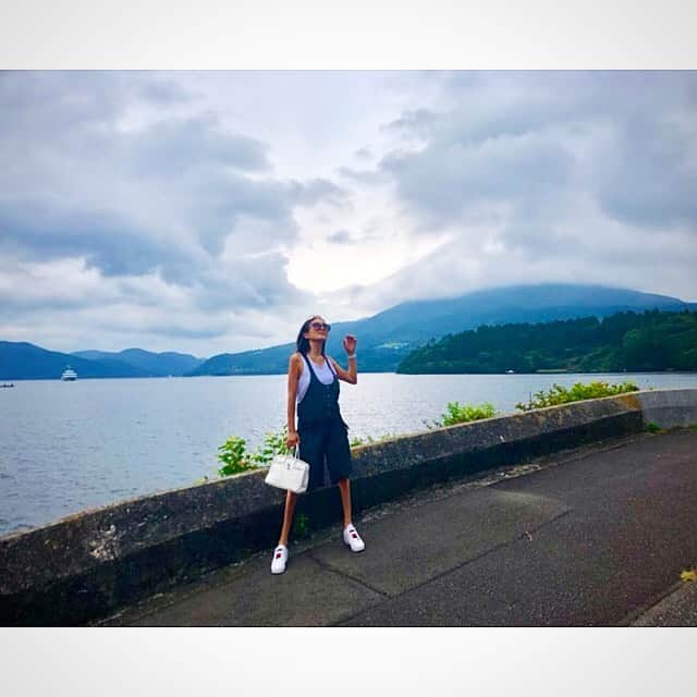 渡邊水希さんのインスタグラム写真 - (渡邊水希Instagram)「↩︎↩︎✖︎2📸 I’m having the time of my life. life filled with happiness. live with nature. Enjoy nature and thank the blessings of nature. Thank u for earth. #live #natural #natureconservation #everyday #enjoyed #happiness #time #love #earth #thx #earth #in #Japanese #hotspring #hakone #smileforeve #slowlife  #longvacation  #ilovejapan  #ootdfasion #👗 @chloe  #🕶 @tomford  #👜 @hermes  #⌚️ @chanelofficial  #👚 @mizuki_uchiumi  #👟 @tommyhilfiger」9月14日 2時06分 - mizuki__watanabe