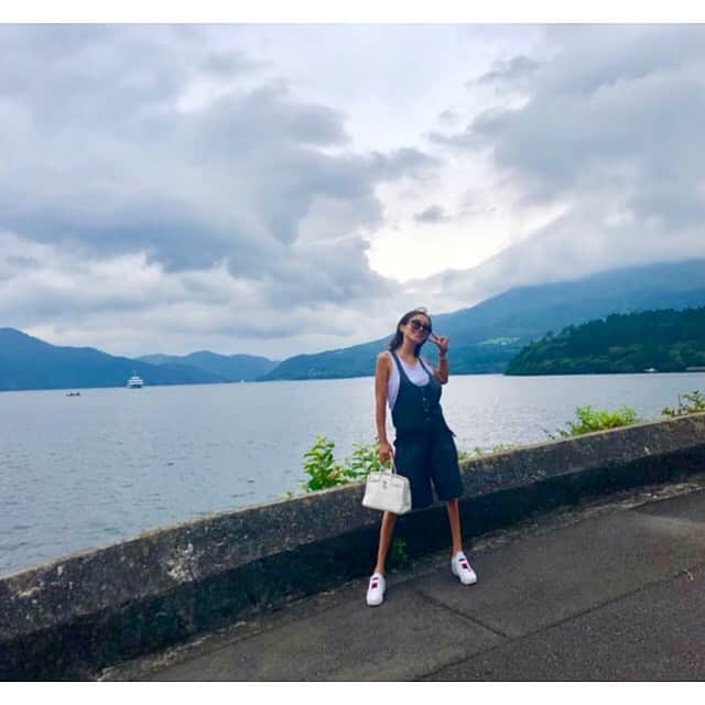 のインスタグラム：「↩︎↩︎✖︎2📸 I’m having the time of my life. life filled with happiness. live with nature. Enjoy nature and thank the blessings of nature. Thank u for earth. #live #natural #natureconservation #everyday #enjoyed #happiness #time #love #earth #thx #earth #in #Japanese #hotspring #hakone #smileforeve #slowlife  #longvacation  #ilovejapan  #ootdfasion #👗 @chloe  #🕶 @tomford  #👜 @hermes  #⌚️ @chanelofficial  #👚 @mizuki_uchiumi  #👟 @tommyhilfiger」