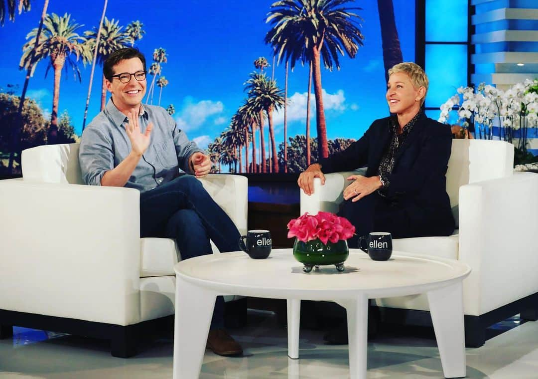 ショーン・ヘイズさんのインスタグラム写真 - (ショーン・ヘイズInstagram)「I’m stopping by to see my good friend, Ellen, today. Check local listings. 😃  Photo Credit: Michael Rozman/Warner Bros.」9月14日 2時07分 - seanhayes