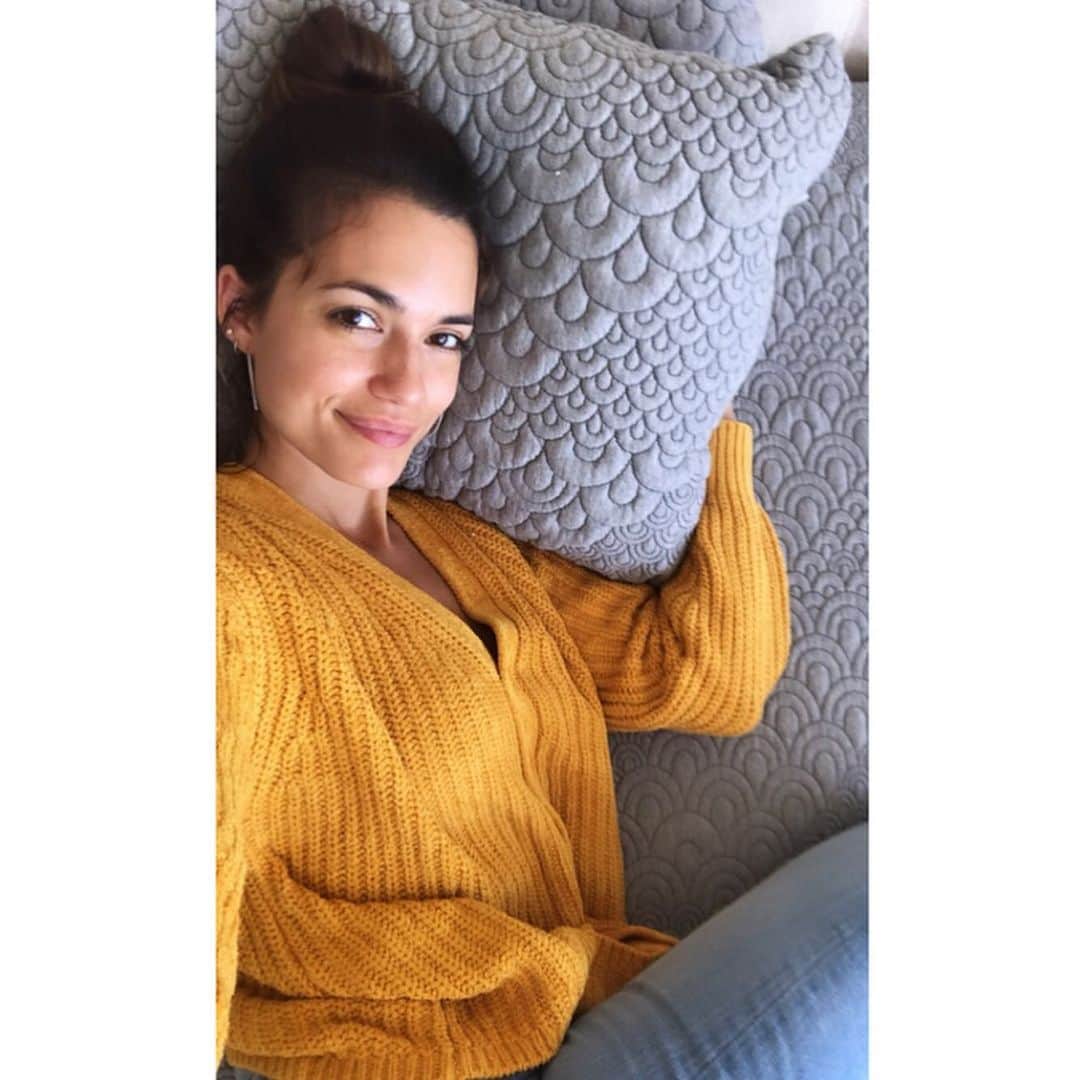 トーレイ・デヴィートのインスタグラム：「I want to take a moment to gush and share about my mattress find. Finding the perfect mattress is not an easy feat, but not only did I do it, I found it with an ethical company, #BrentwoodHome that is environmentally minded. They support the National Forest Fund: 3 trees for reforestation for each sale and every time you purchase a mattress, they make one and donate one for emergency relief. ••• The crystal cove mattress and pillows from @brentwoodhome that I got are made with non-toxic and natural materials and make you feel like you’re sleeping in the clouds.  Plus their yoga bundle is ✨🦄💕 . ••• If you’re going to shop, shop ethically! Support companies who are doing good in the world and working to reduce their carbon footprint. ••• #LiveHealthy #SleepWell  #Since1987 #ethicallybedding #Ethicalmattress #EthicalBrand #AffordableLuxury」