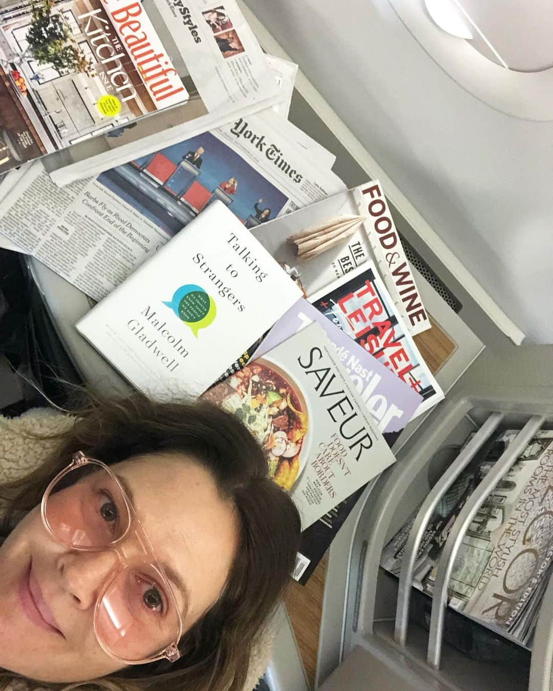 ドリュー・バリモアさんのインスタグラム写真 - (ドリュー・バリモアInstagram)「#MYHAPPYPLACE a few hours alone to read myself silly!!!! I love and live for magazines and my life long boyfriend... books! Ps @flowereyewear 😍s @diffeyewear」9月13日 20時49分 - drewbarrymore