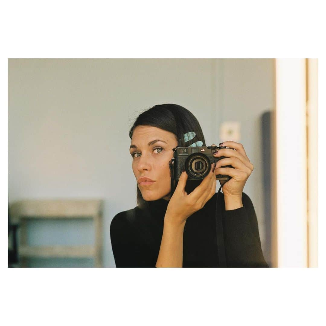 アナ・ウラルのインスタグラム：「A Field #mirror #leica  #leicam6 #filmphotography #bts #shootonfilm #light #exposure #portraitoftheartistasayoungsaint #photography #portrait #onset」