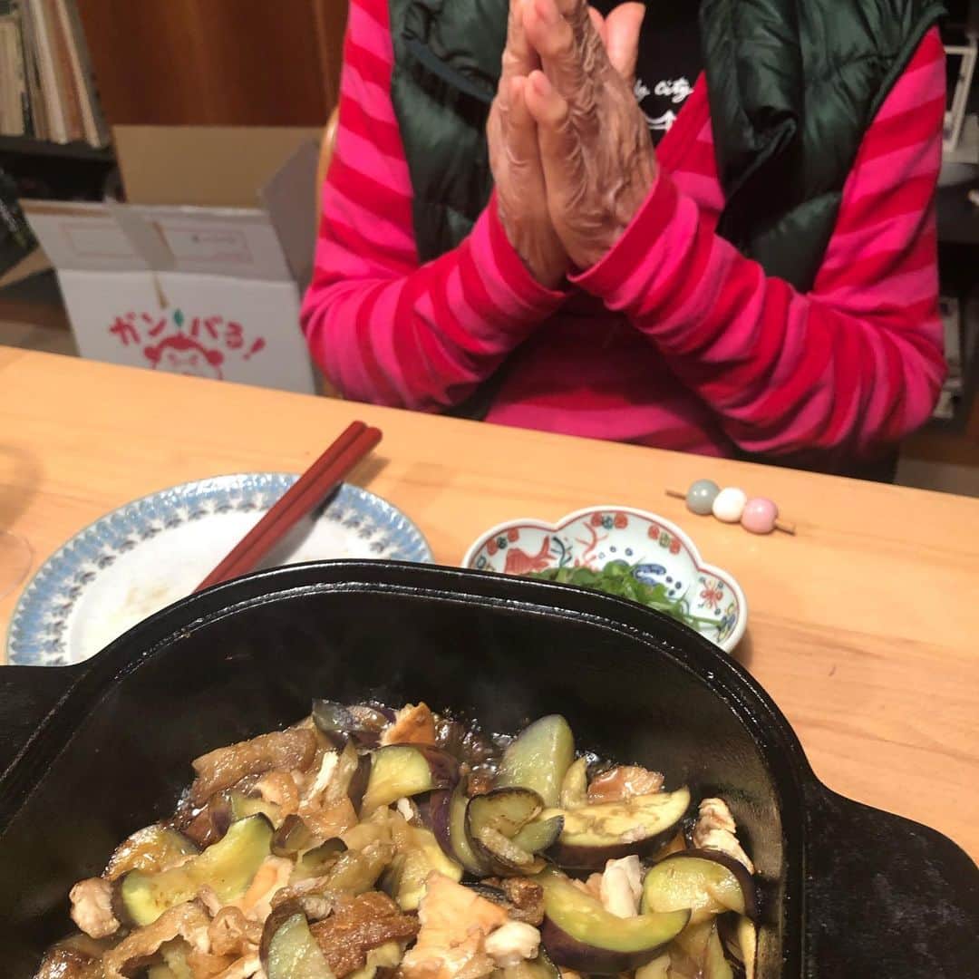 岡田美里さんのインスタグラム写真 - (岡田美里Instagram)「ジロール茸はマトン肉と炒めました。 チチダケは茄子と油揚げで甘辛煮にしました！ 87才の母の向こう側の段ボールの「ガンバる！」がマッチしすぎて苦笑。」9月13日 20時49分 - millieokada