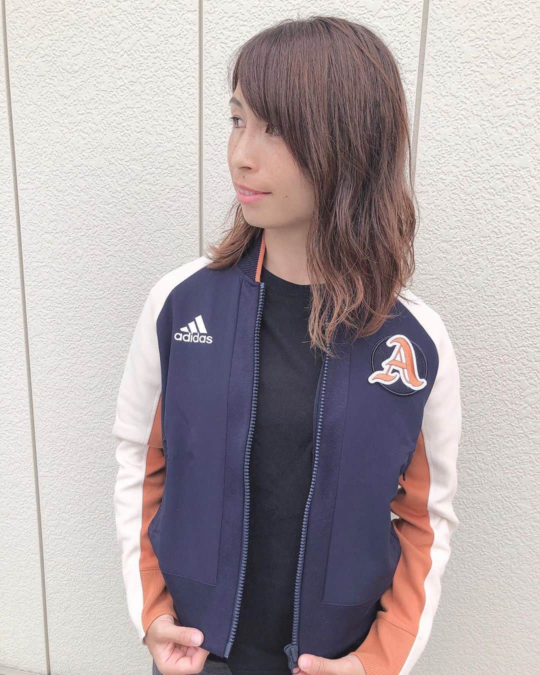 鮫島彩のインスタグラム：「adidasの今シーズンの新作ジャケット、VRCT JACKETを着てみました！  #ブレない思いを胸に刻もう #Werepresent @adidastokyo http://a.did.as/6003ECJ71」