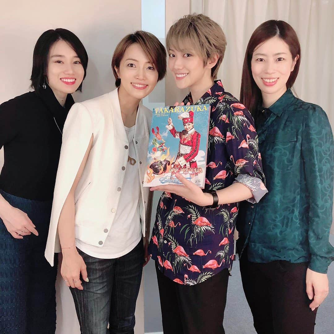 七海ひろきさんのインスタグラム写真 - (七海ひろきInstagram)「☆ 星組公演『GOD OF STARS-食聖-』 『Eclair Brillant』 観劇しました！！ 退団して初めての大劇場星組公演。 紅さんはじめ、退団者の方々の笑顔がキラキラしていて心震え涙しました。 そして、星組の力強いパフォーマンスに圧倒されっぱなしでした。 観劇が一緒になった下級生のみんなとパチリ。 本当に美しい夢の世界。 星組愛してます！！ . #宝塚 #星組 #響れおな #朝都まお #瀬稀ゆりと」9月13日 20時58分 - hirokinanami773