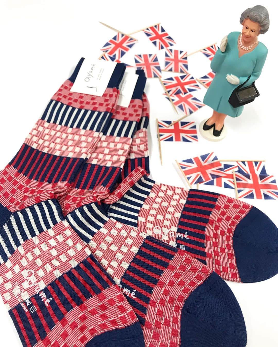 アヤメさんのインスタグラム写真 - (アヤメInstagram)「New in🇬🇧👋🏼🧦#worldwideshipping🌎 英エリザベス女王のファッションが好き❤️👋🏼👑 #menssocks #ayamesocks#solarqueen #queenelizabeth2」9月13日 20時58分 - ayame_socks