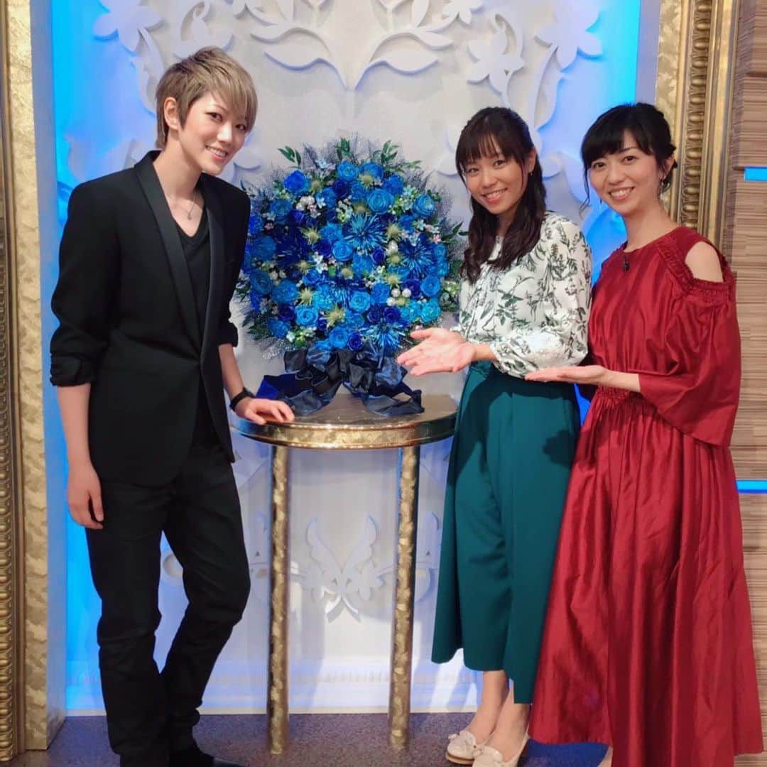 七海ひろきさんのインスタグラム写真 - (七海ひろきInstagram)「☆ NHK BS8K「宝塚スペシャルラウンジ」 の収録をしてきました！！ 歌広場淳さん、上原りささん、アナウンサーの渡邊佐和子さんとご一緒させて頂いたのですが、皆様、私よりもずっと宝塚に詳しい！！凄いです！！と、思う瞬間が何度もありました。 宝塚をこんなにも愛してくださってる方々とのお仕事が出来て本当に幸せでした！！ . #宝塚スペシャルラウンジ #歌広場淳 さん #上原りさ さん #渡邊佐和子 さん」9月13日 20時51分 - hirokinanami773